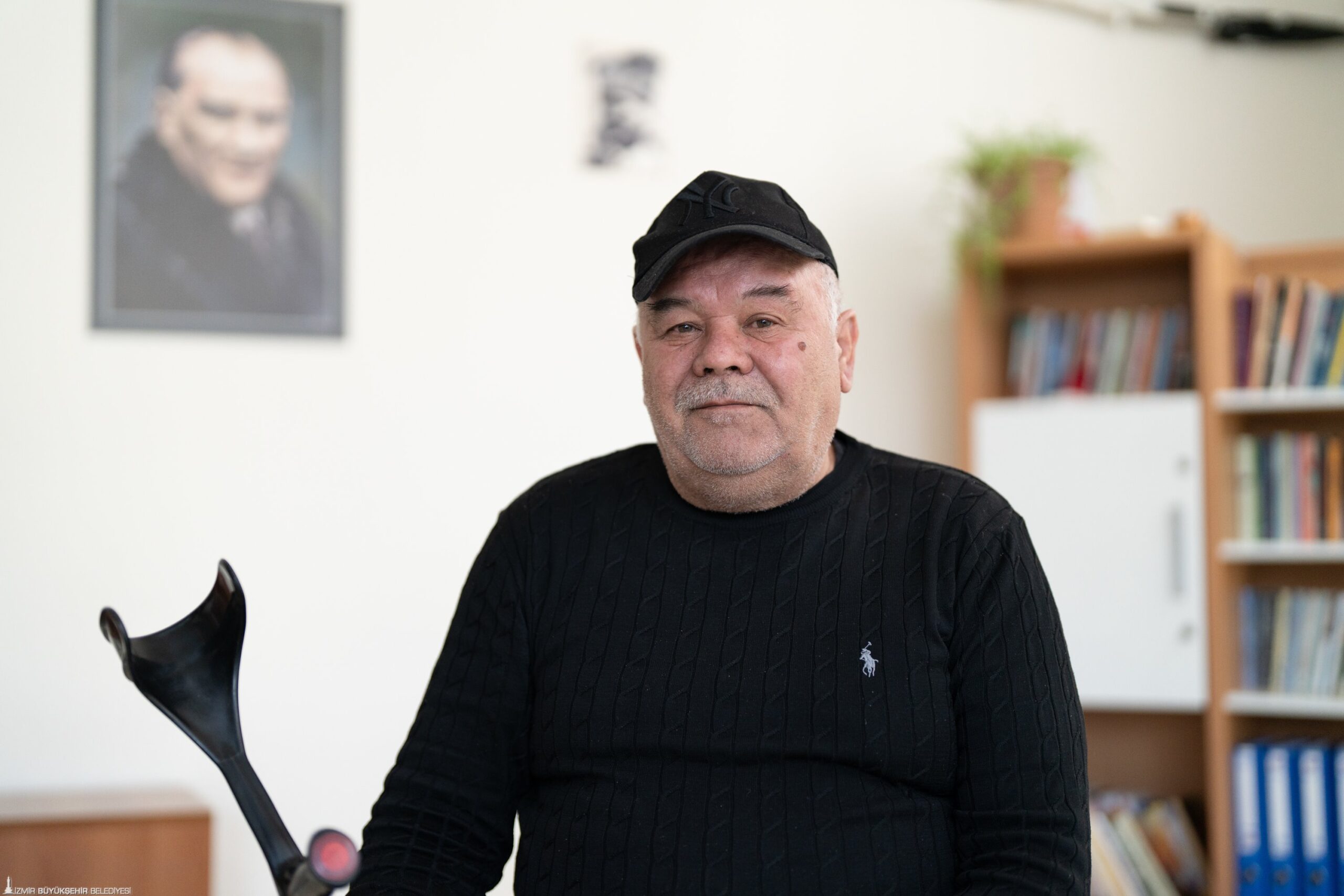 Geçim derdi altında ezilen emekliyle dayanışmanın adı İzmir Büyükşehir Belediyesi oldu