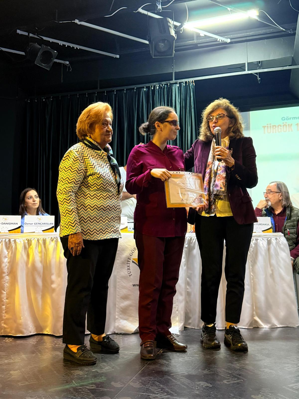 Gözleriyle değil gönülleriyle yazdılar: 'Engel tanımayan' yazarlara ödül