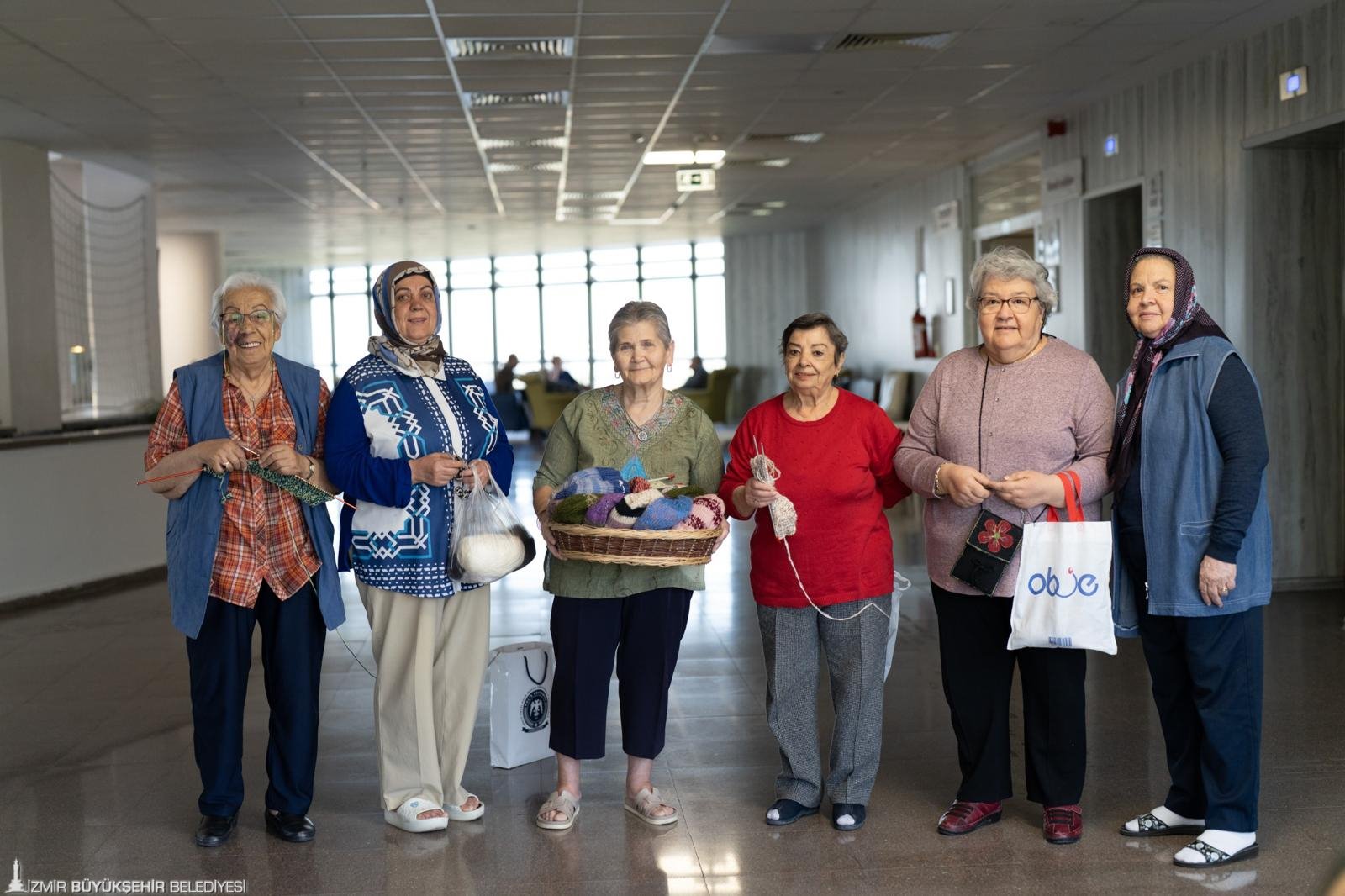 İlmek ilmek dayanışma, nesiller arası umut: Çınarlar örüyor, çocuklar ısınıyor