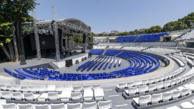 İzmir Büyükşehir Belediyesi, Atatürk Açıkhava Tiyatrosu’nu yeni sezona hazırladı. Koltuklar