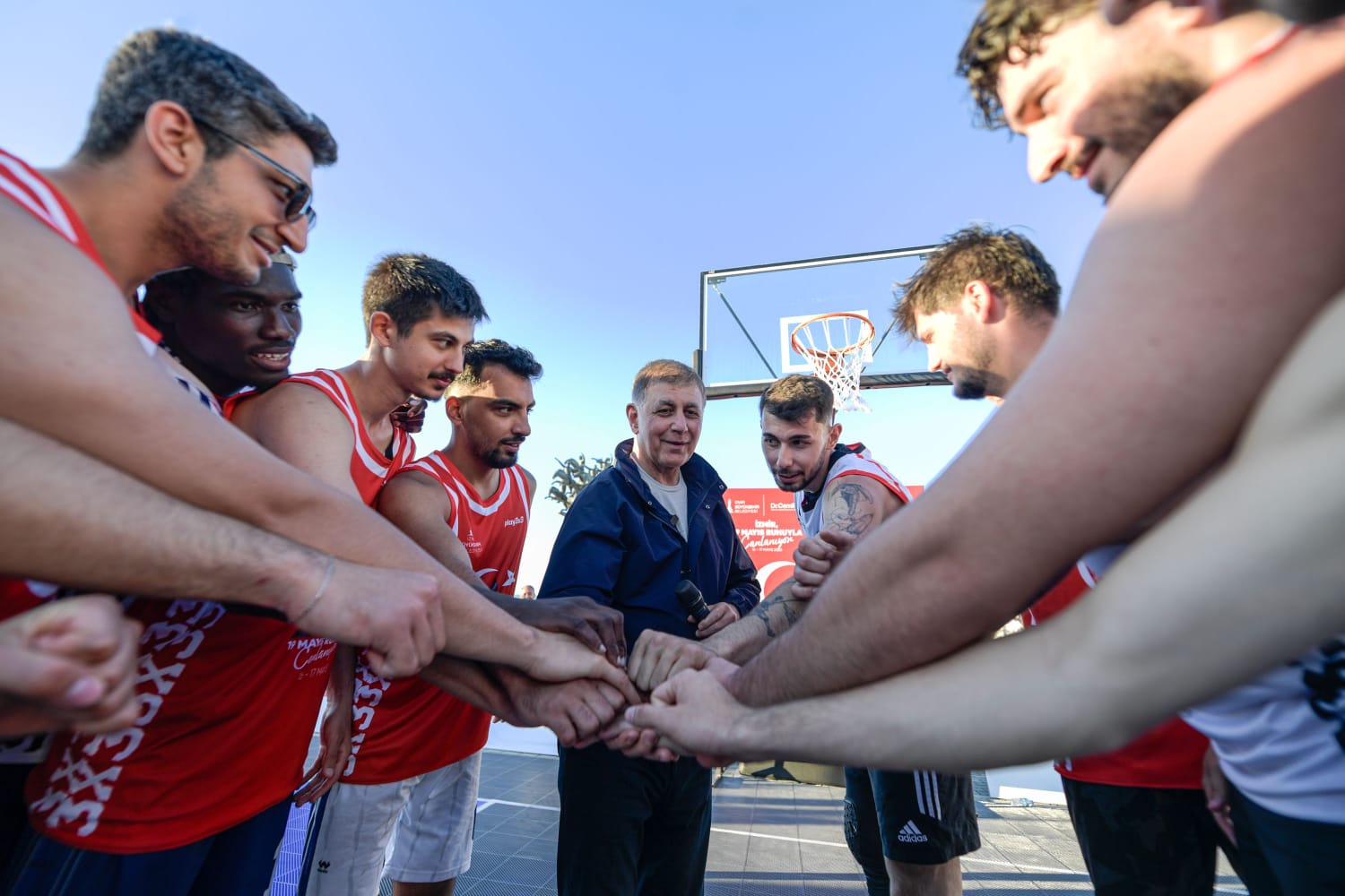 Gençler İzmir’i ayağa kaldırdı: Basketbol Kupası heyecanı