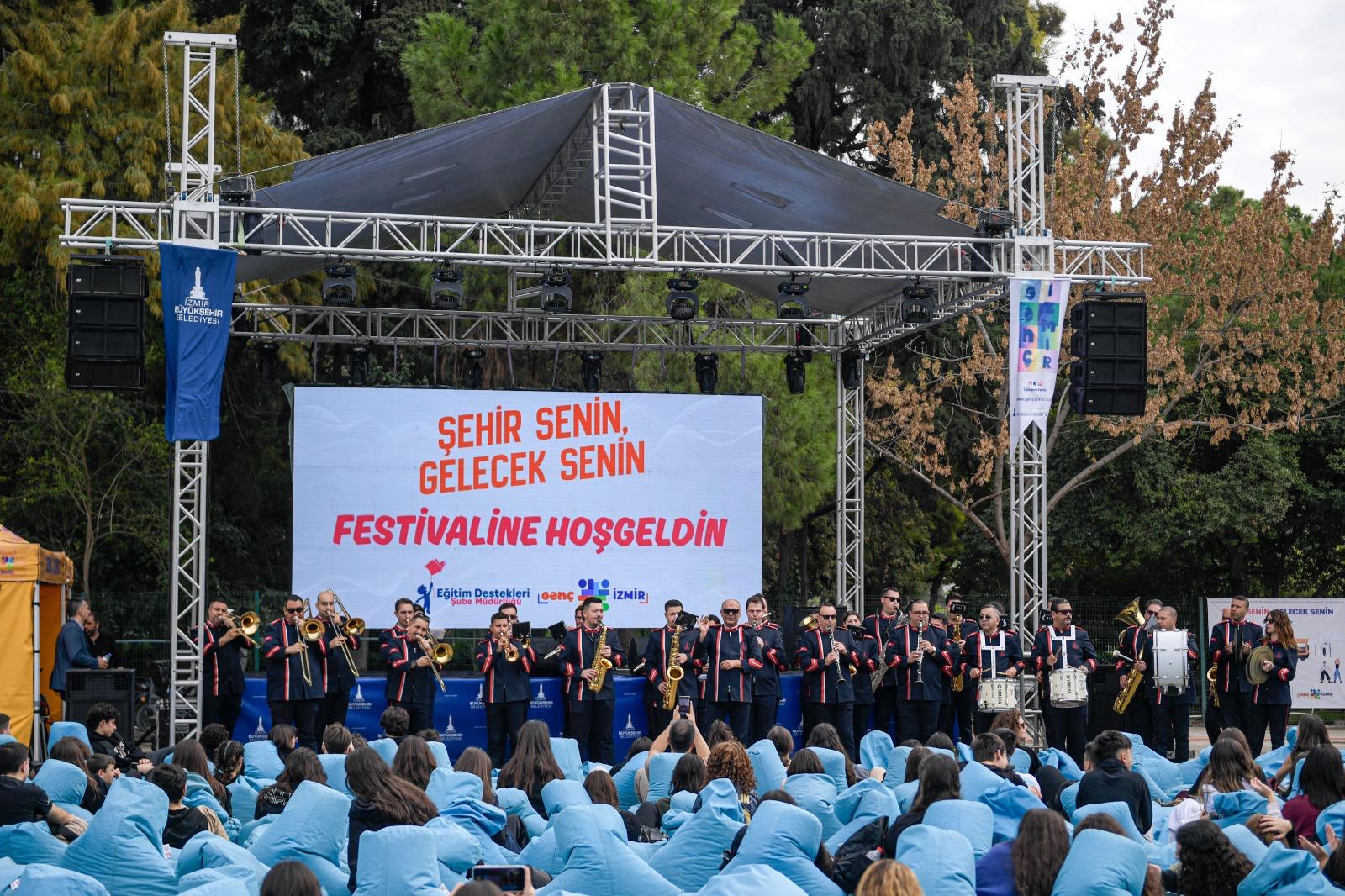 İzmir’de "Genç Dostu Kent" devrimi: Ulaşımdan eğitime her alanda büyük destek!