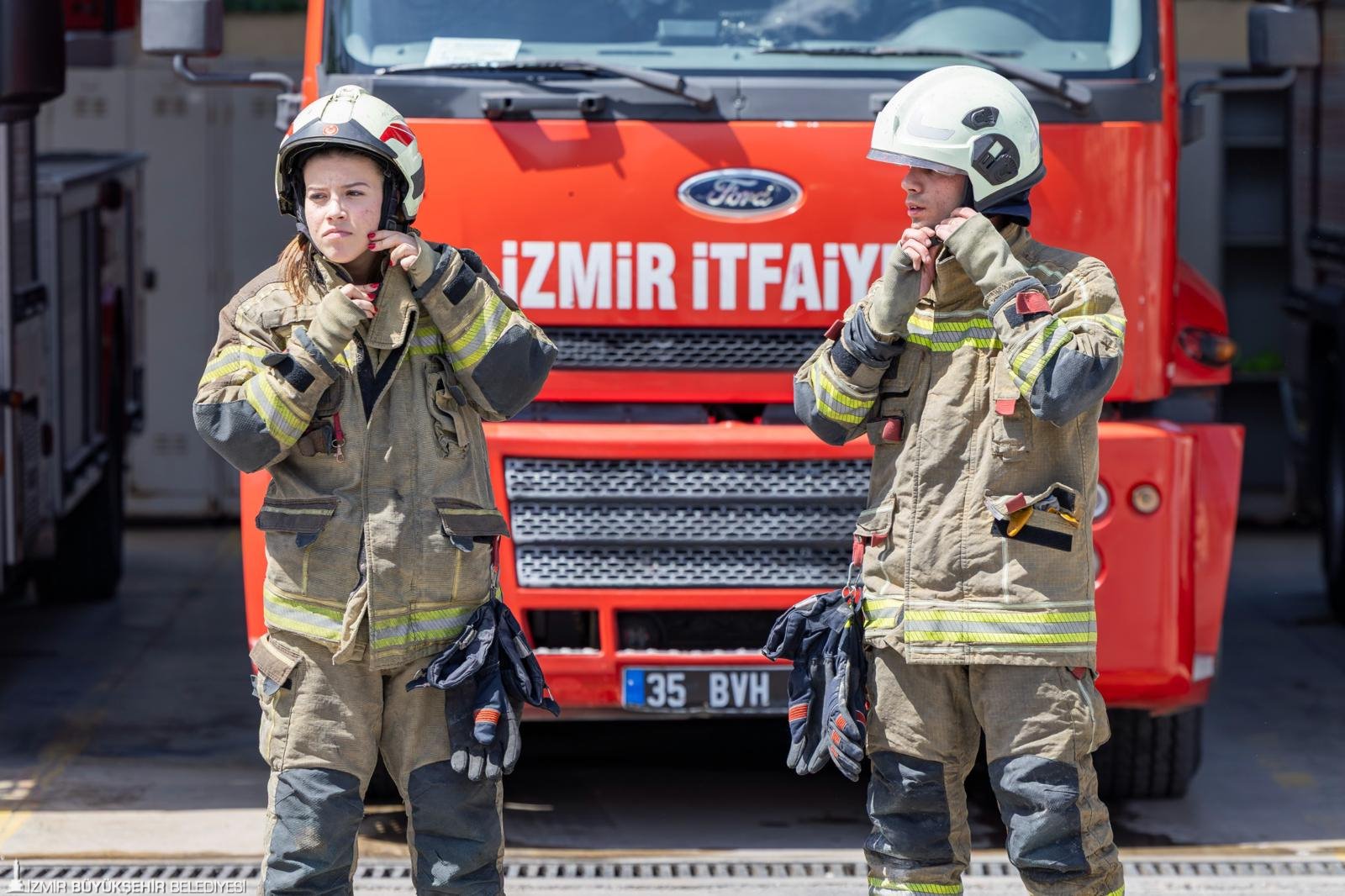 İzmir’in alevlerle savaşan iki genç kahramanı: 19 Mayıs ruhu İzmir İtfaiyesi'nde 1 İzmir’in alevlerle savaşan iki genç kahramanı: 19 Mayıs ruhu İzmir İtfaiyesi'nde