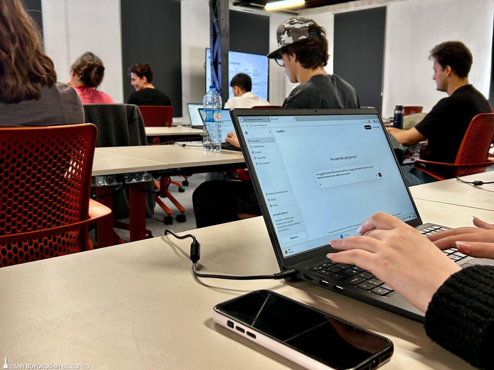 Yapay zekanın dili İzmir’de çözülüyor: Gençler geleceğin meslekleri için İzLab'da 2 Yapay zekanın dili İzmir’de çözülüyor: Gençler geleceğin meslekleri için İzLab'da