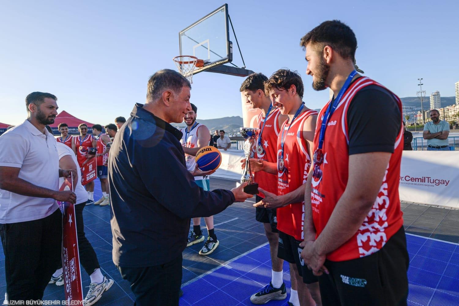 Gençler İzmir’i ayağa kaldırdı: Basketbol Kupası heyecanı