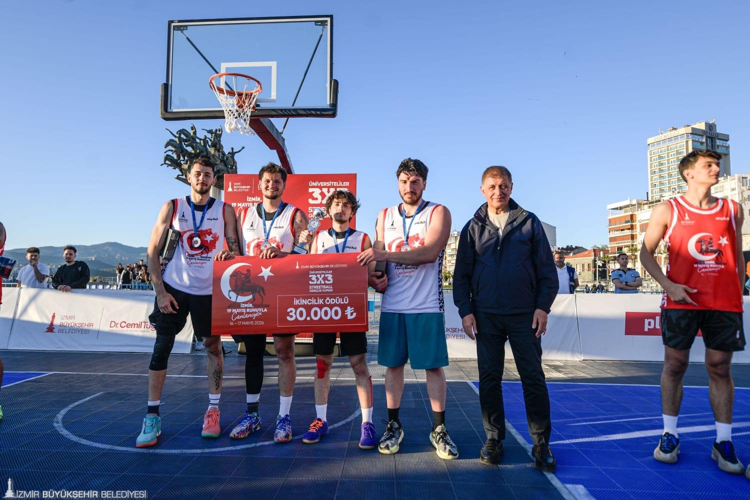 Gençler İzmir’i ayağa kaldırdı: Basketbol Kupası heyecanı
