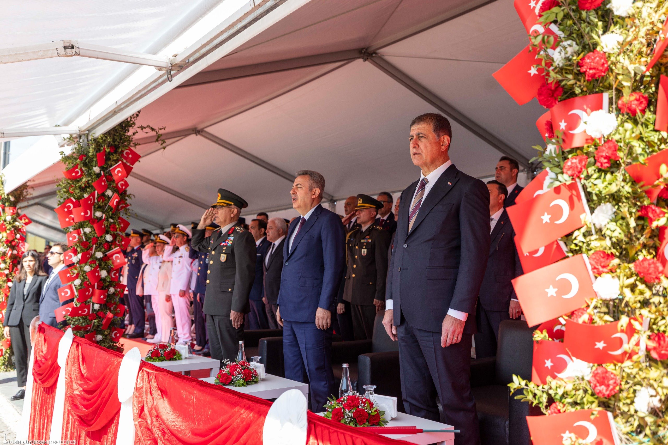 İzmir’de 19 Mayıs coşkusu: Cumhuriyet Meydanı’nda görsel şölen!
