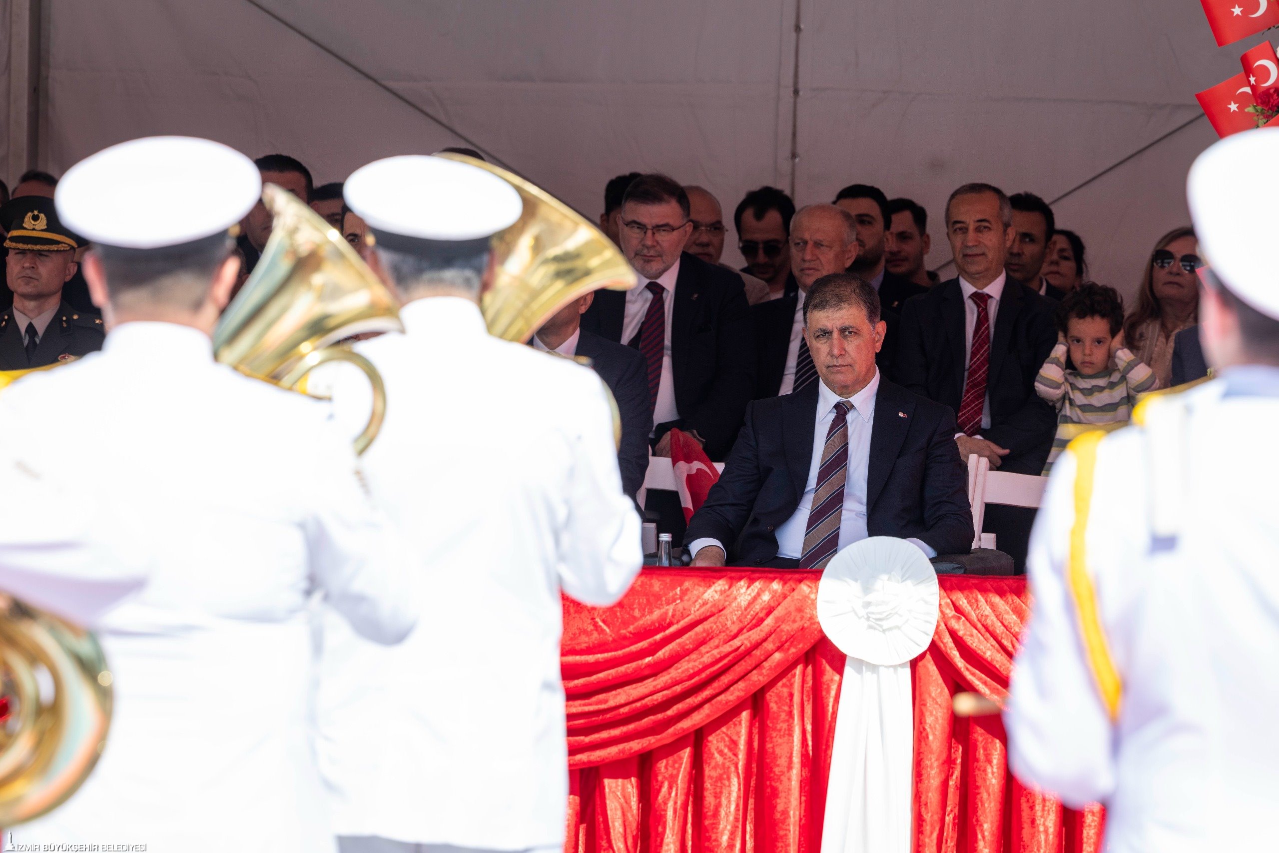İzmir’de 19 Mayıs coşkusu: Cumhuriyet Meydanı’nda görsel şölen!