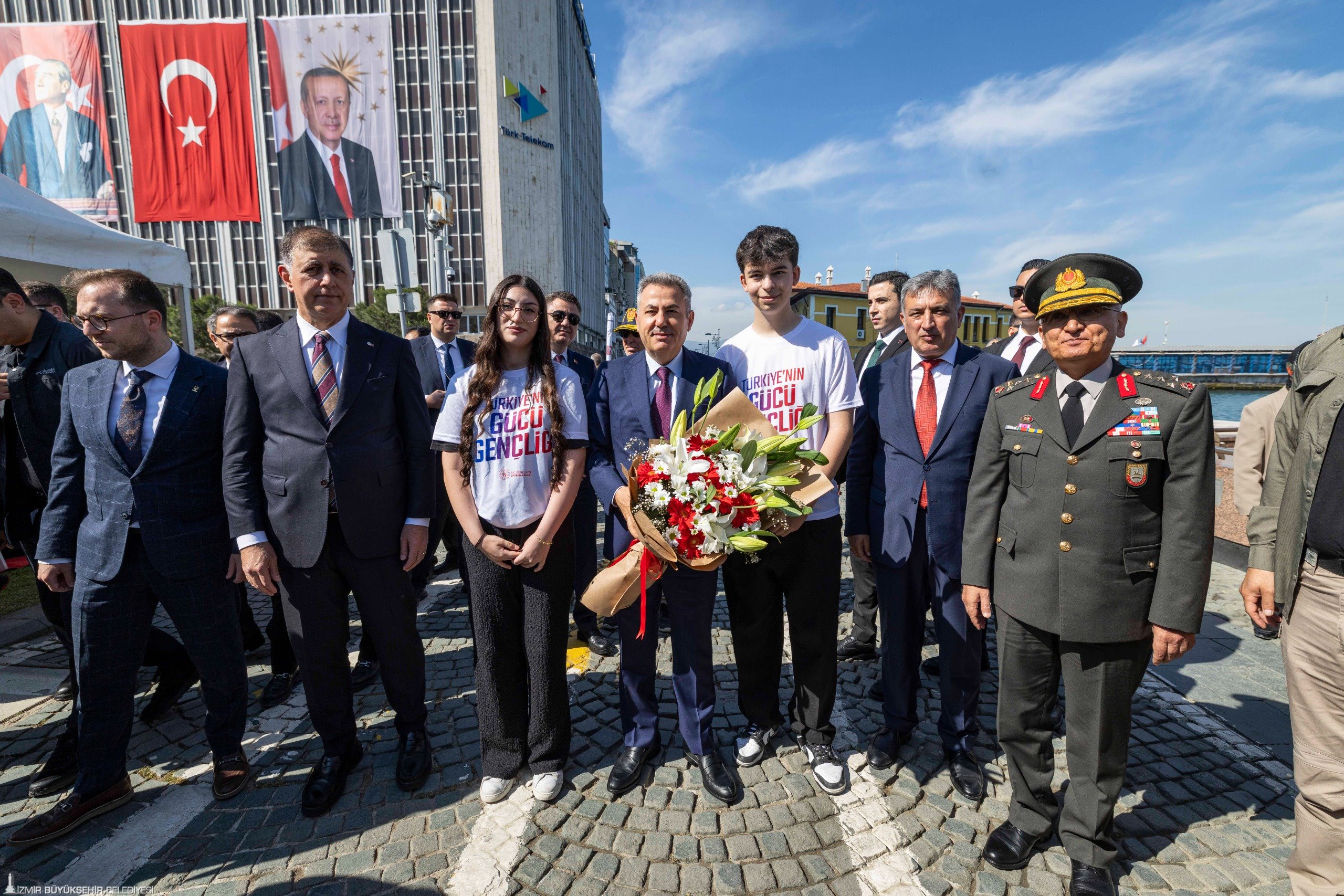İzmir’de 19 Mayıs coşkusu: Cumhuriyet Meydanı’nda görsel şölen!