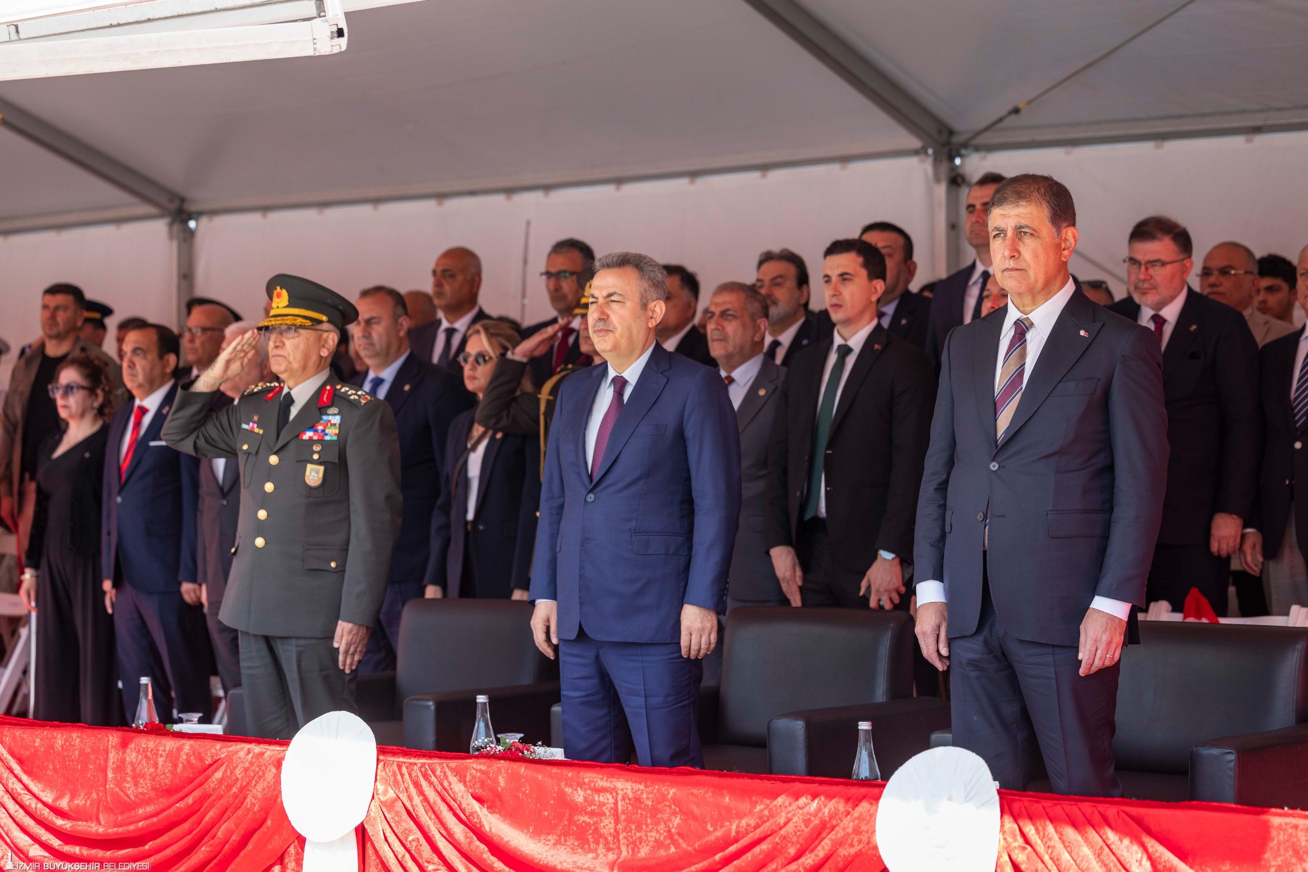 İzmir’de 19 Mayıs coşkusu: Cumhuriyet Meydanı’nda görsel şölen!