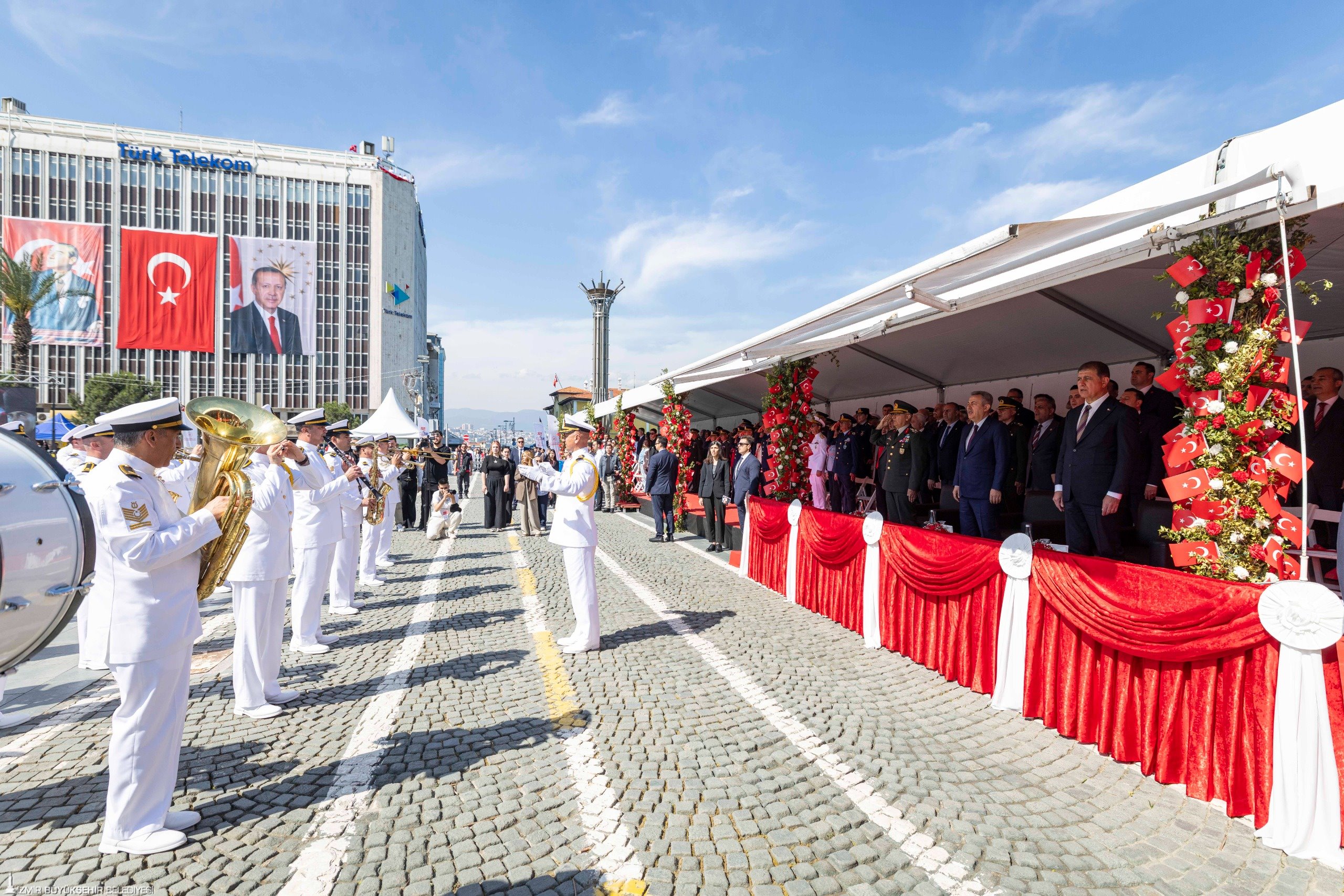 İzmir’de 19 Mayıs coşkusu: Cumhuriyet Meydanı’nda görsel şölen!