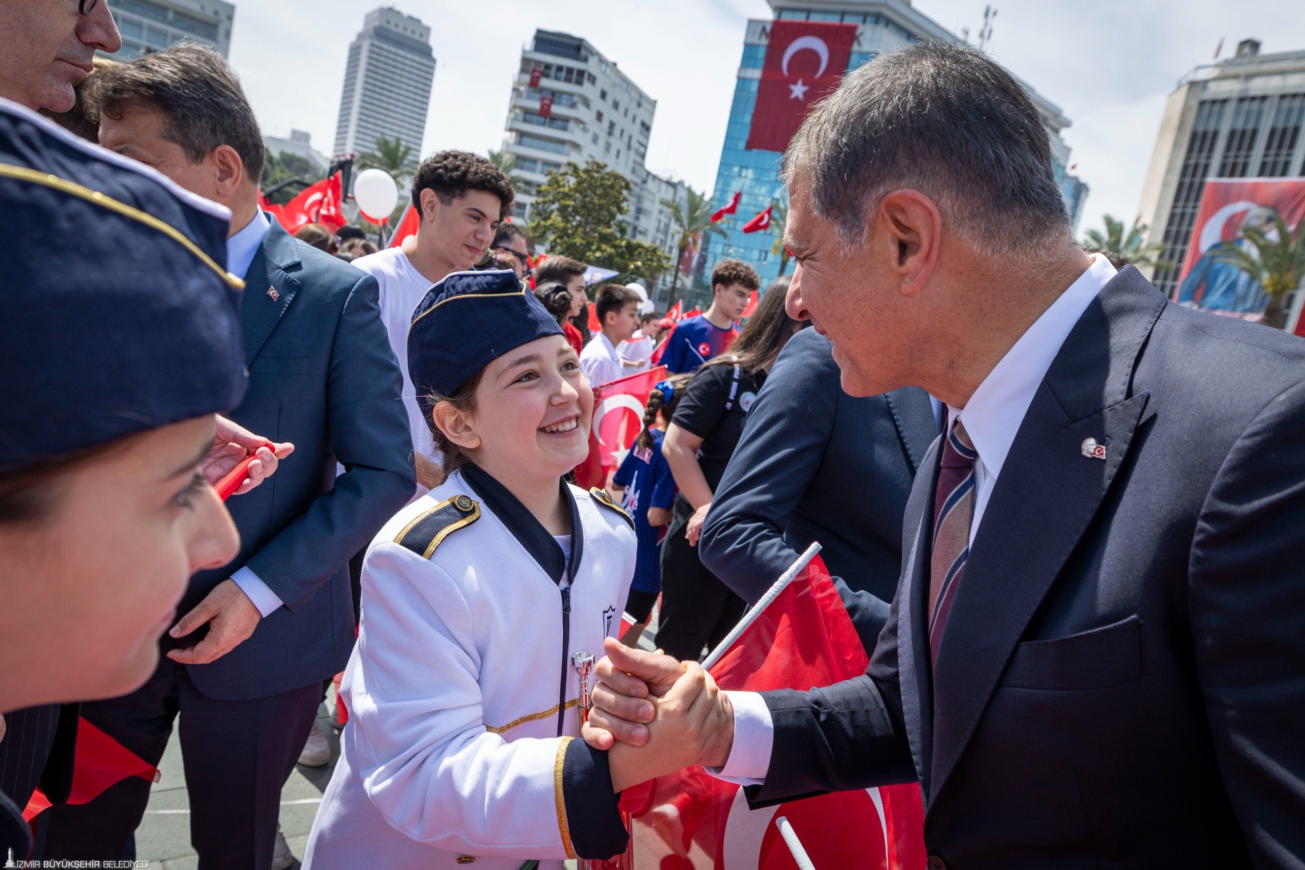 İzmir’de 19 Mayıs coşkusu: Cumhuriyet Meydanı’nda görsel şölen!