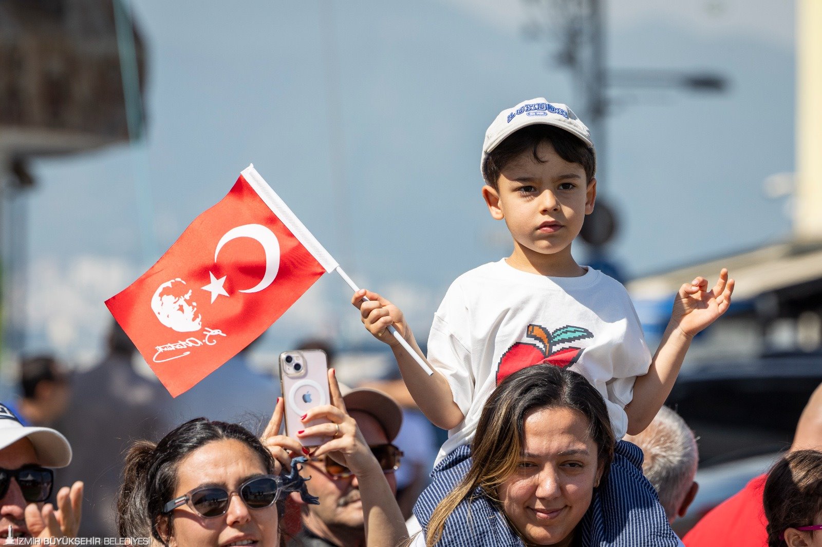İzmir’de 19 Mayıs coşkusu: Cumhuriyet Meydanı’nda görsel şölen!