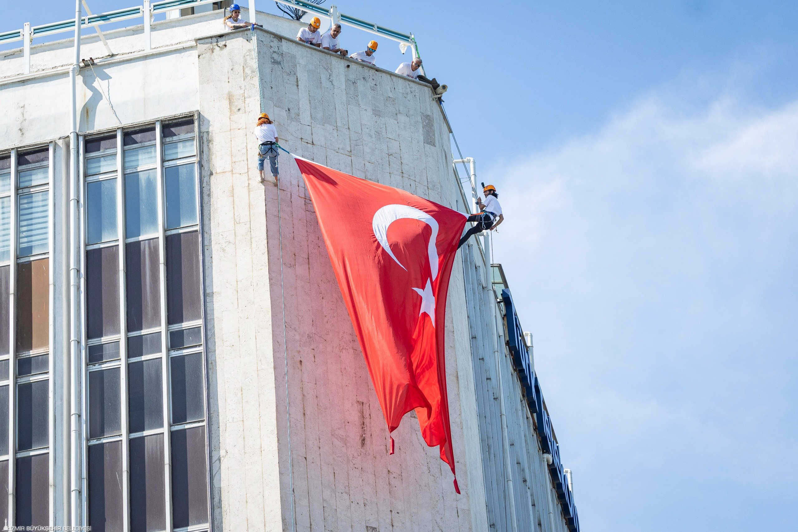İzmir’de 19 Mayıs coşkusu: Cumhuriyet Meydanı’nda görsel şölen!
