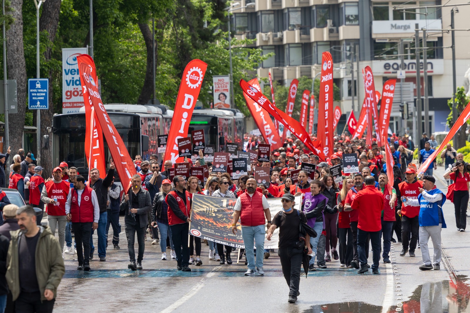 CHP İzmir'den Gündoğdu Meydanı'na 1 Mayıs çıkarması: 'En yakın zamanda erken seçim istiyoruz'