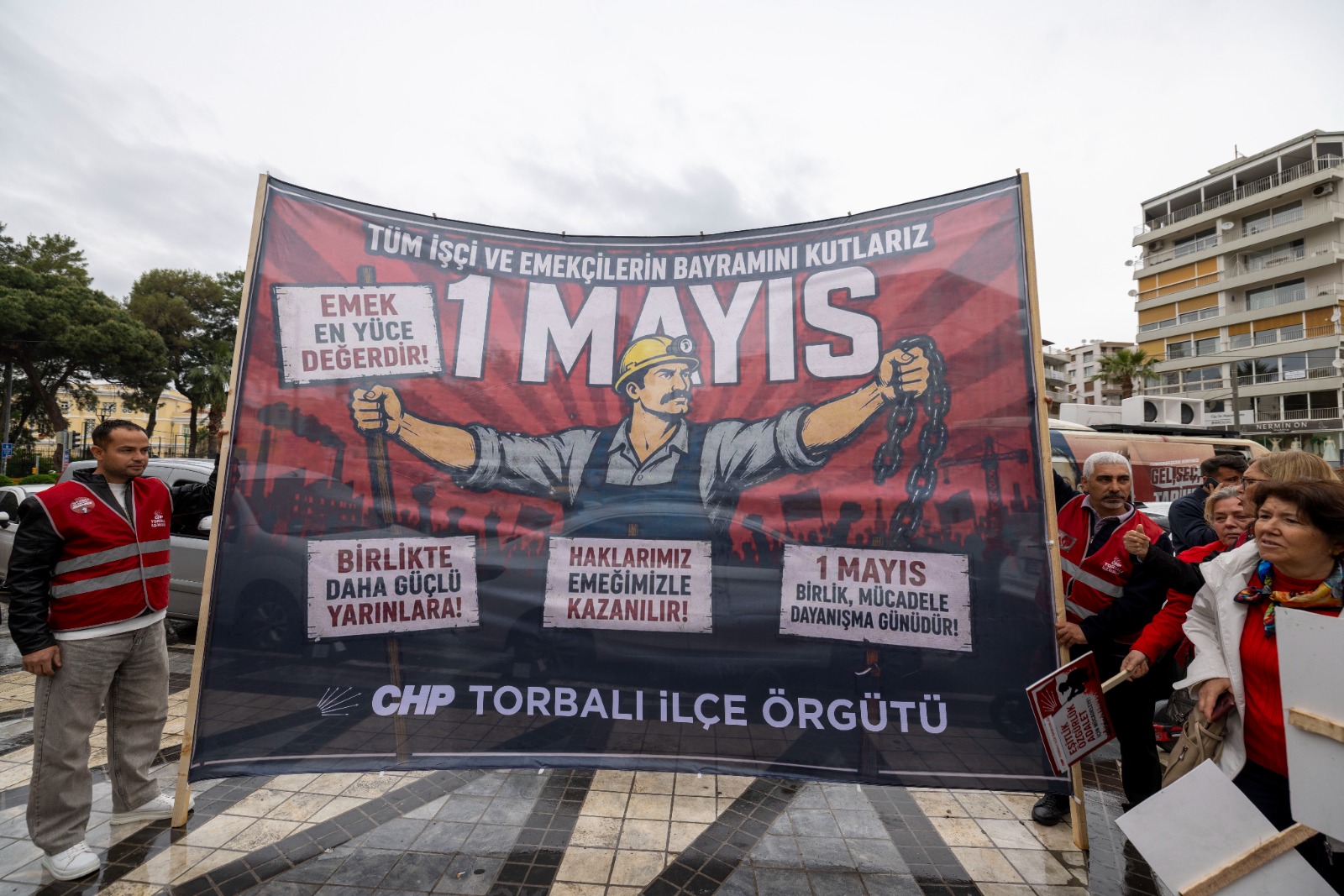 CHP İzmir'den Gündoğdu Meydanı'na 1 Mayıs çıkarması: 'En yakın zamanda erken seçim istiyoruz'