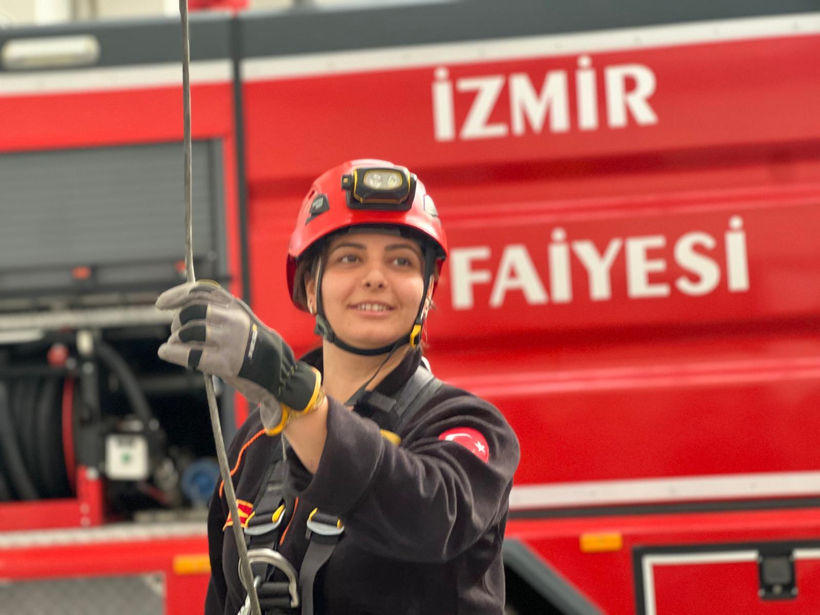 Yangında hayat kurtarıyor, evde oğlunun umudu oluyor