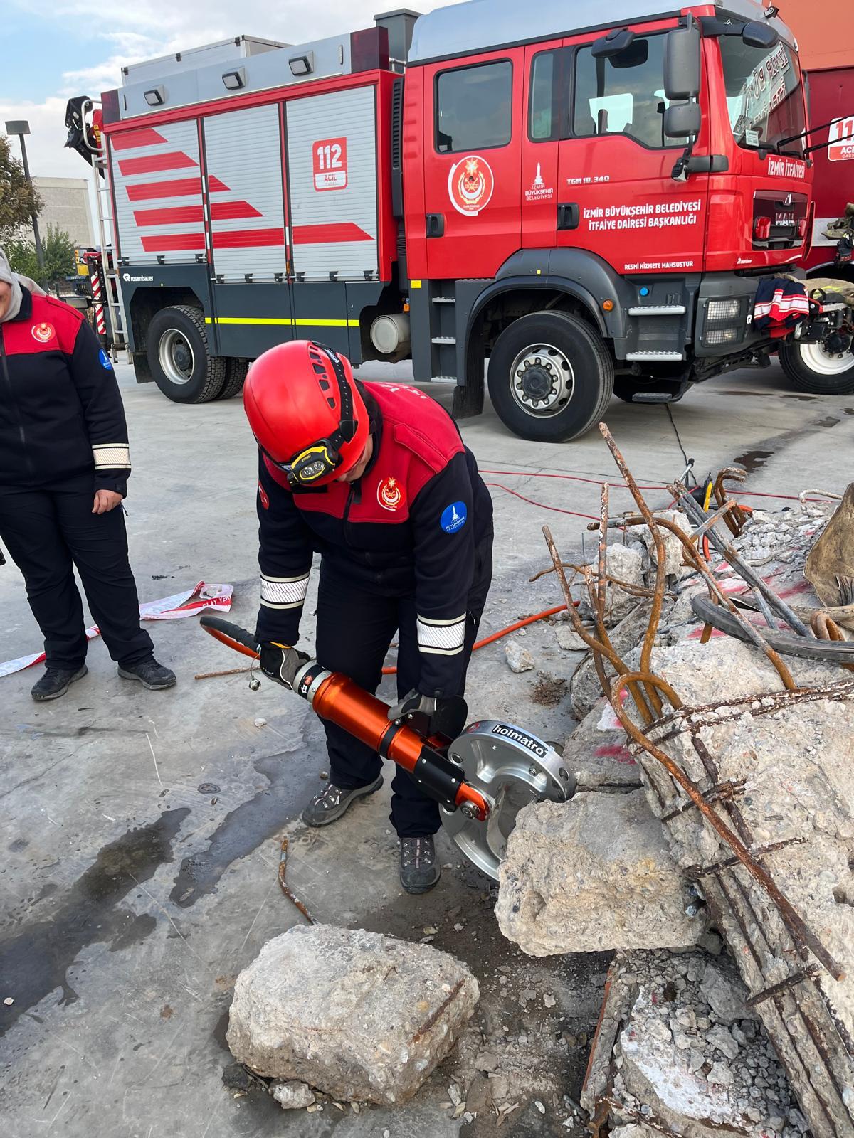 Yangında hayat kurtarıyor, evde oğlunun umudu oluyor
