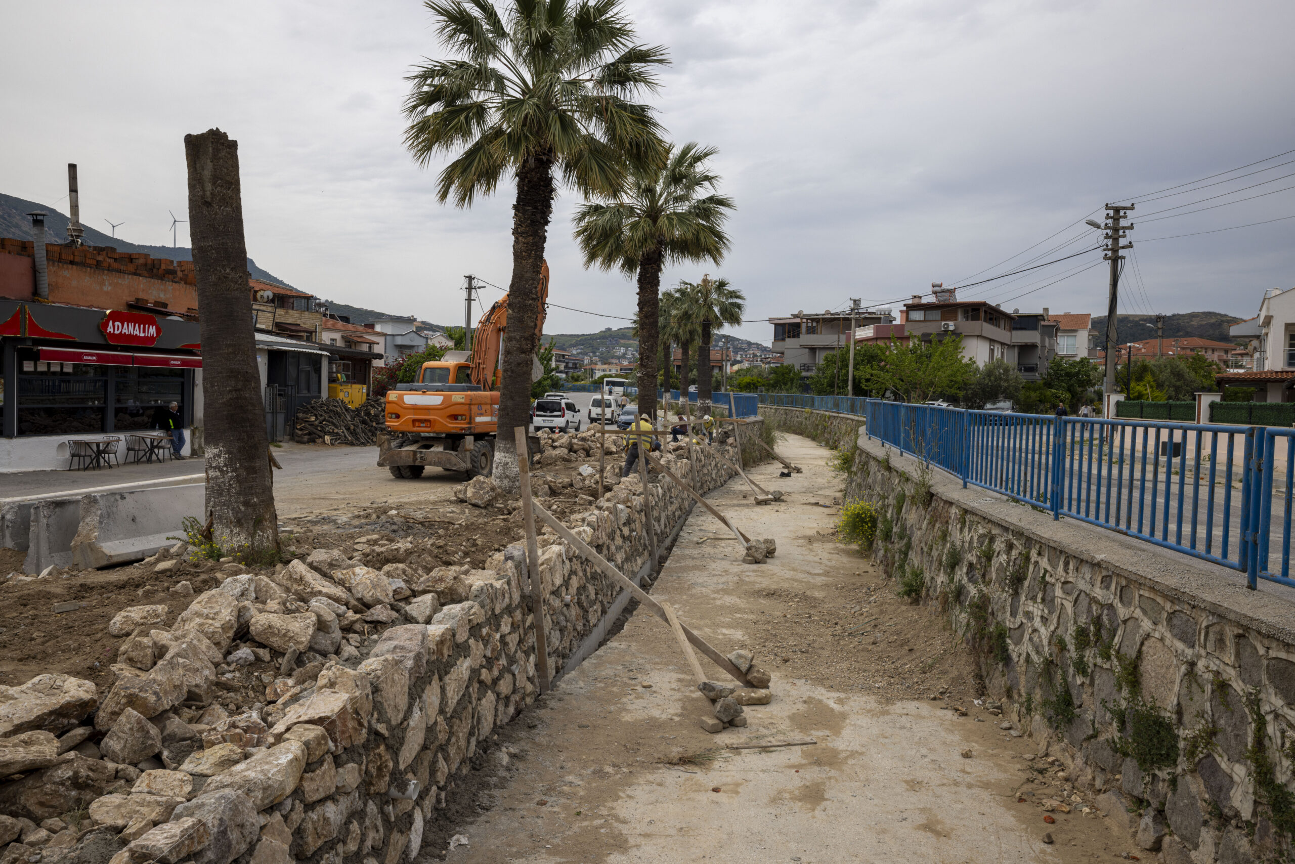 Hem tarihi miras korundu hem de sel kabusu bitti: Yeni Foça’da tarihi dere yatağı güçlendiriliyor