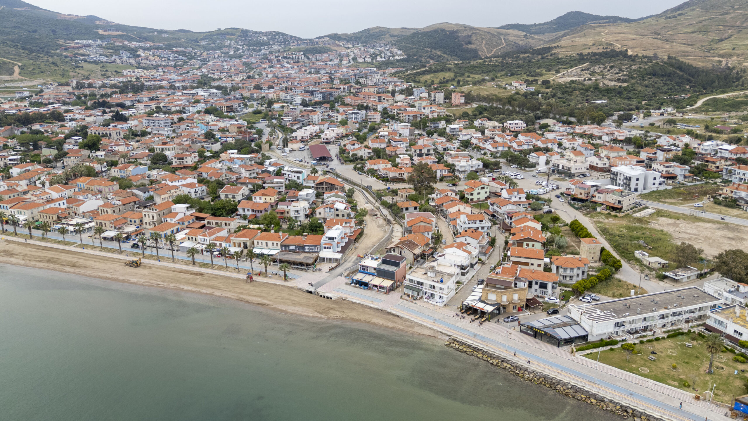 İZSU’nun Yeni Foça Şavklı Deresi’nde tarihi köprüyü koruyarak tamamladığı dere