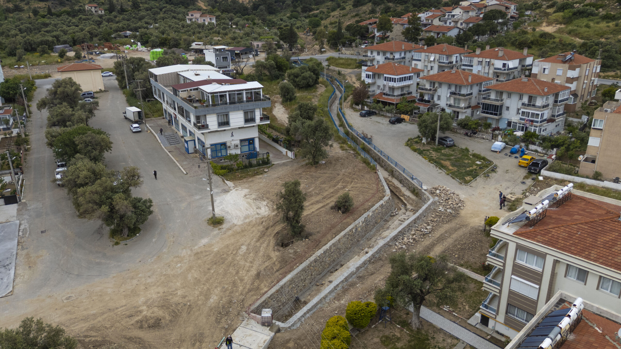 Hem tarihi miras korundu hem de sel kabusu bitti: Yeni Foça’da tarihi dere yatağı güçlendiriliyor