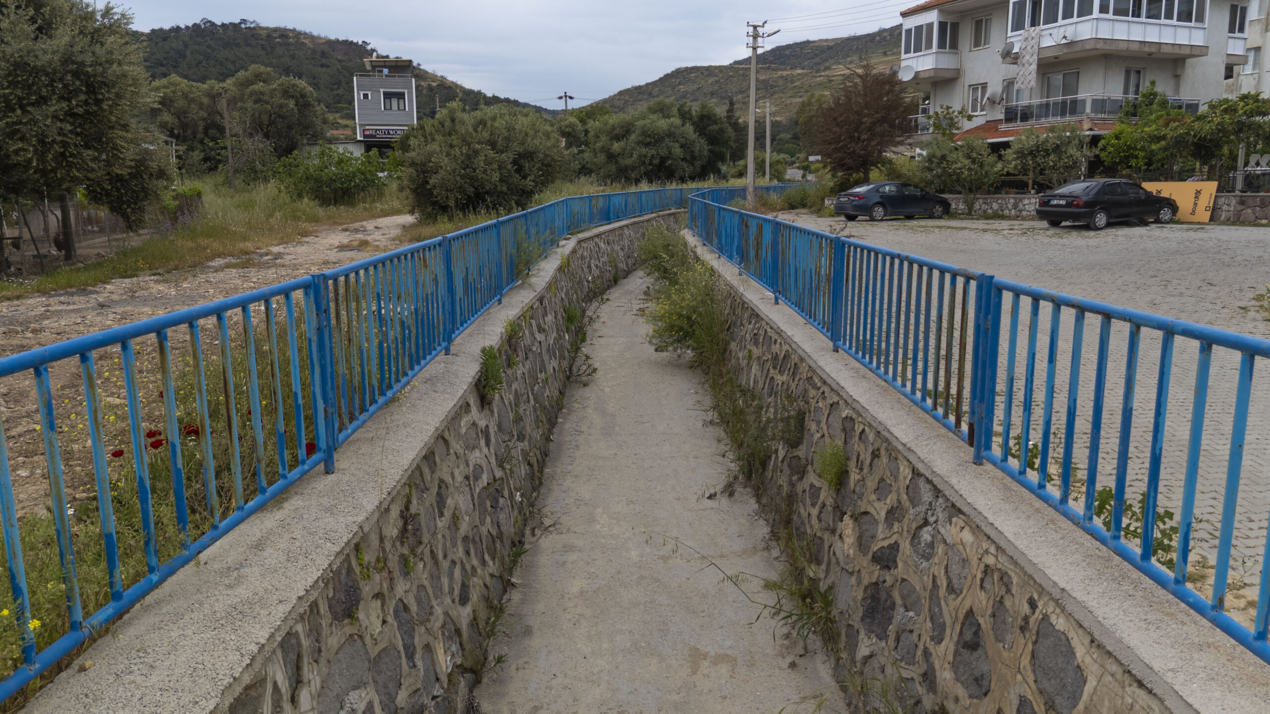 Hem tarihi miras korundu hem de sel kabusu bitti: Yeni Foça’da tarihi dere yatağı güçlendiriliyor