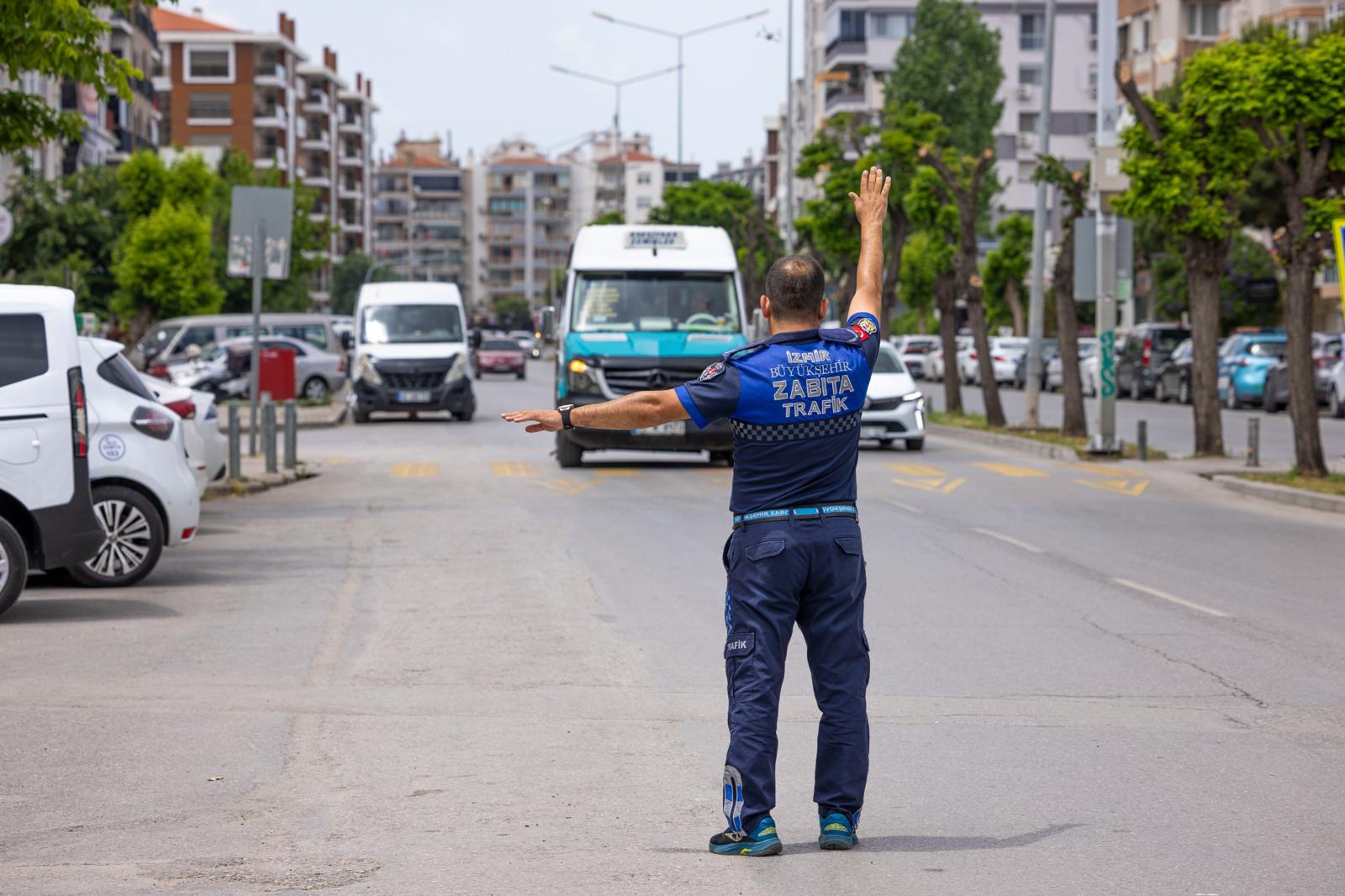 İzmir zabıtasından bayram denetimi: Taksi ve minibüslere 7/24 sıkı takip!