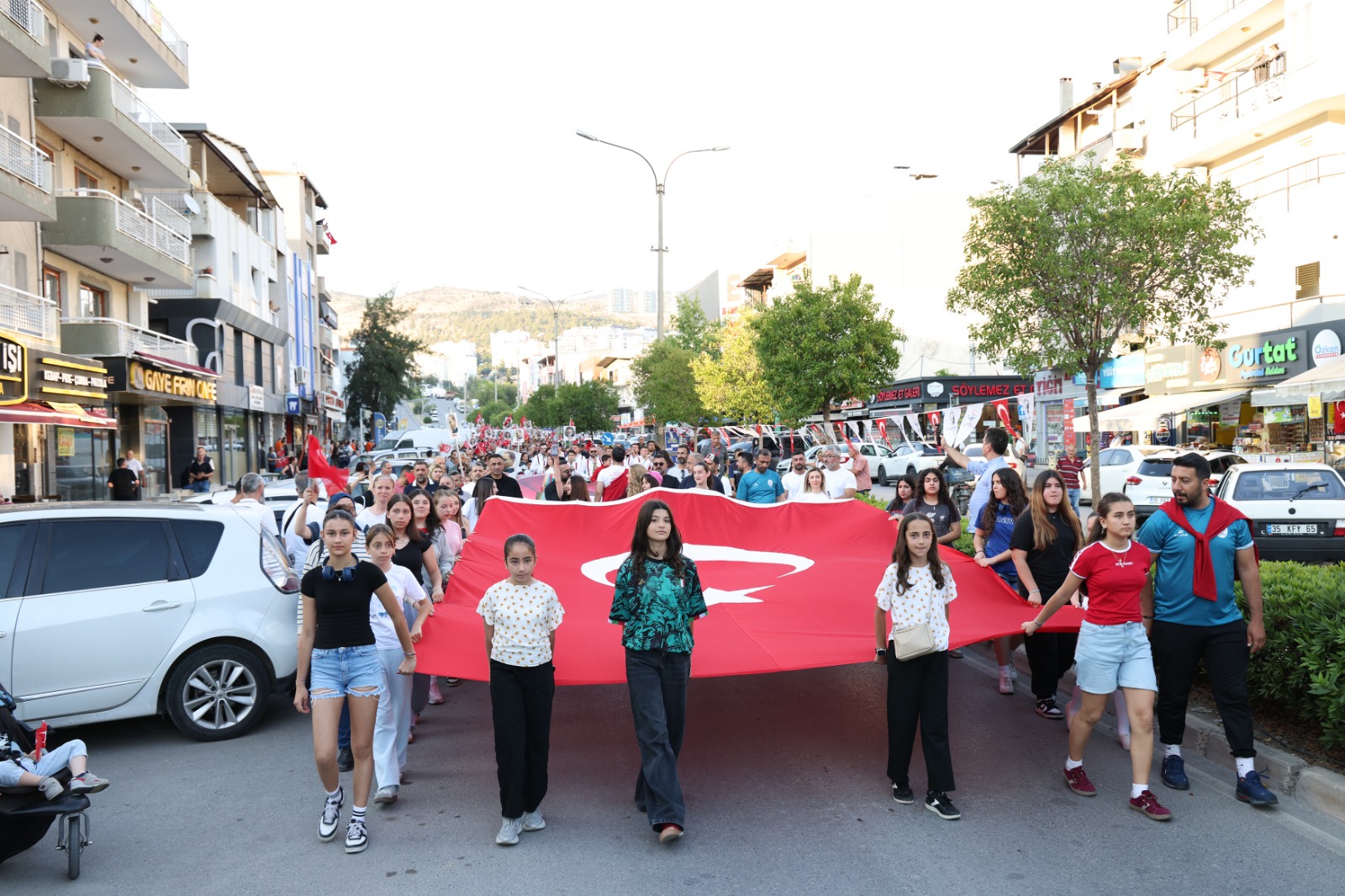 Çiğli’de 19 Mayıs coşkusu 19.19'da zirveye çıktı: Başkan Yıldız'dan korteje öncülük!