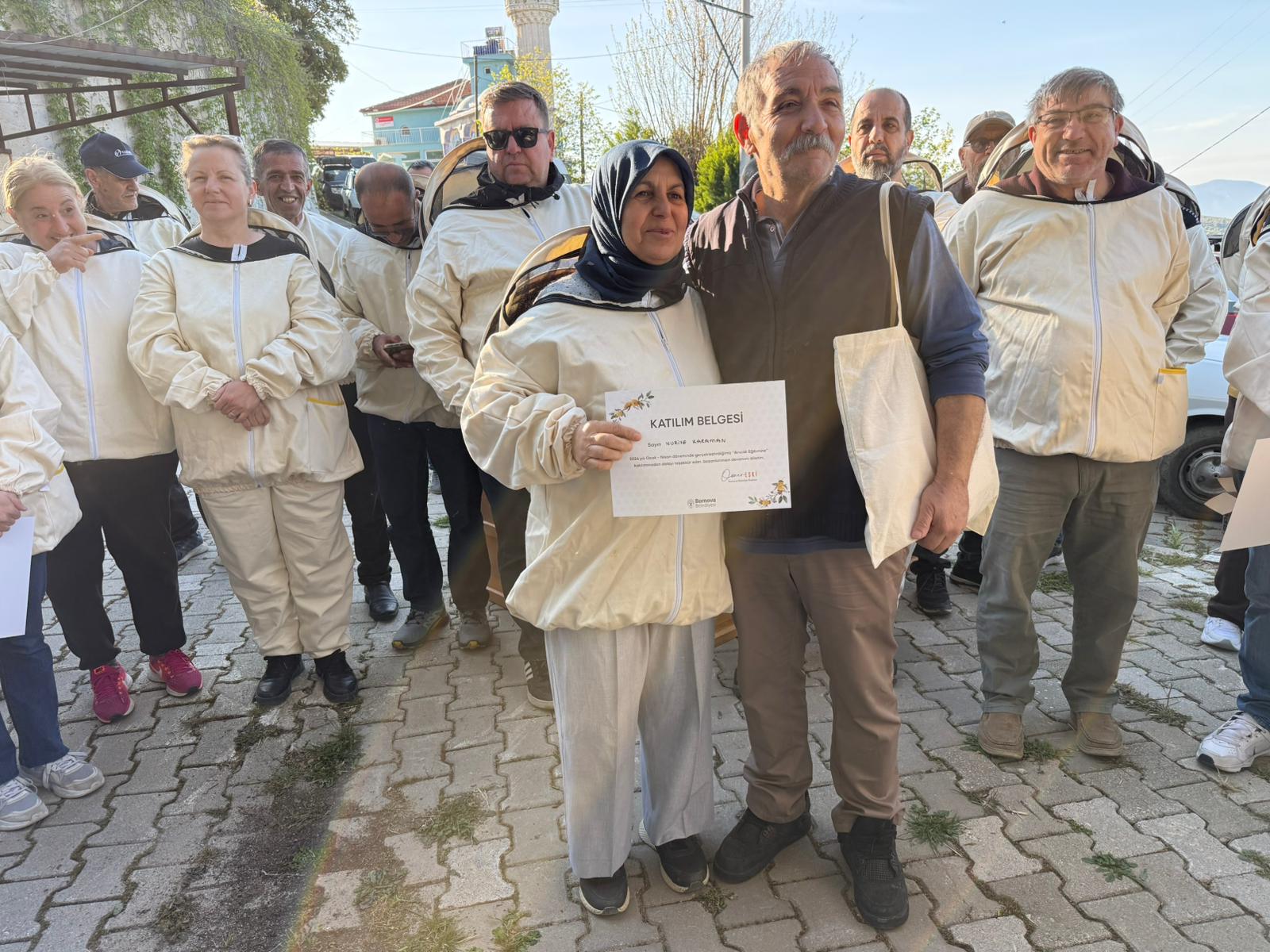 Bornova'da arıcılığa güçlü destek: Kursiyerlere tam donanımlı ekipman desteği
