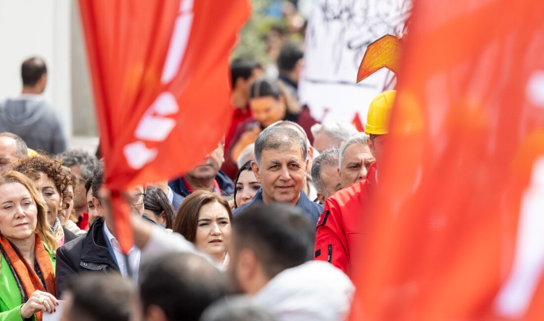 İzmir Büyükşehir Belediye Başkanı Dr. Cemil Tugay, Gündoğdu Meydanı’ndaki 1