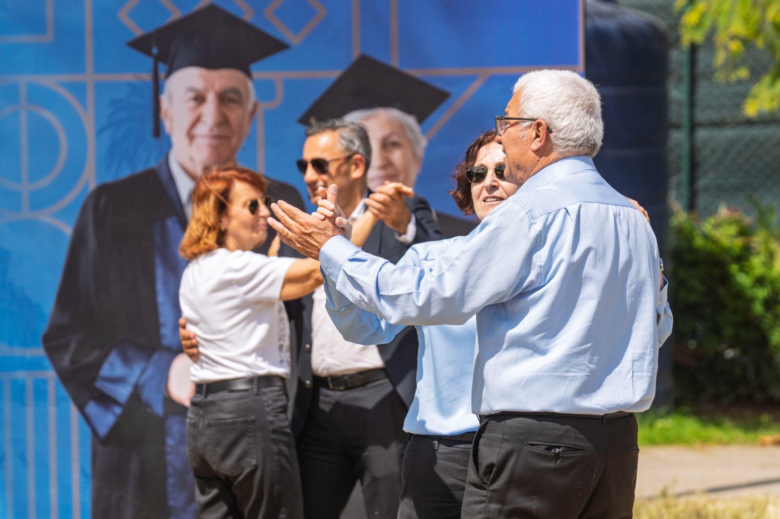 İzmir’de ikinci bahar karnavalı: 3. Yaş Üniversitesi şenliği başladı!