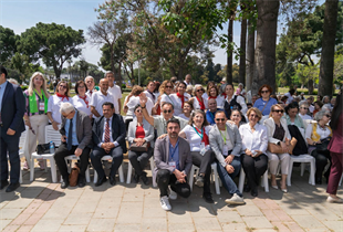 İzmir’de ikinci bahar karnavalı: 3. Yaş Üniversitesi şenliği başladı!