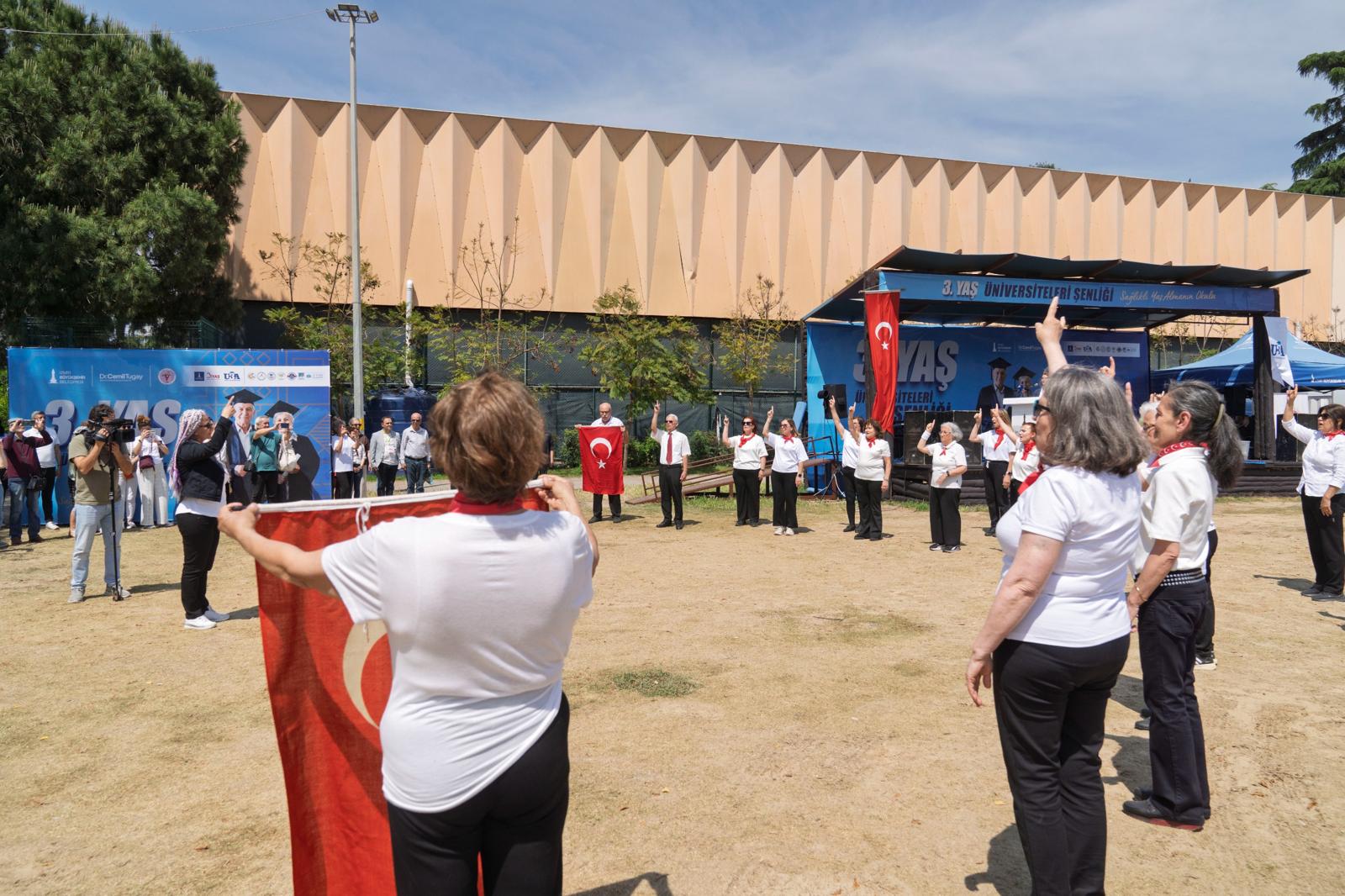 İzmir’de ikinci bahar karnavalı: 3. Yaş Üniversitesi şenliği başladı!
