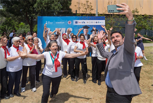 İzmir’de ikinci bahar karnavalı: 3. Yaş Üniversitesi şenliği başladı!