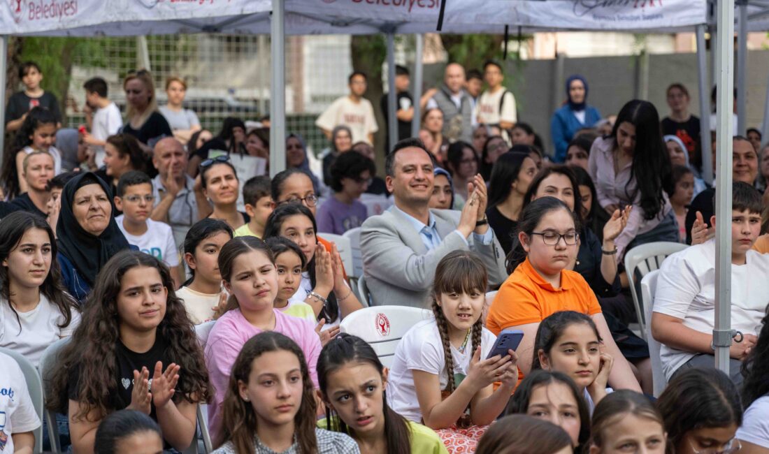 Bornova Belediyesi’nin öğrencilere ücretsiz eğitim desteği sunduğu Bornova Belediyesi Gençlik