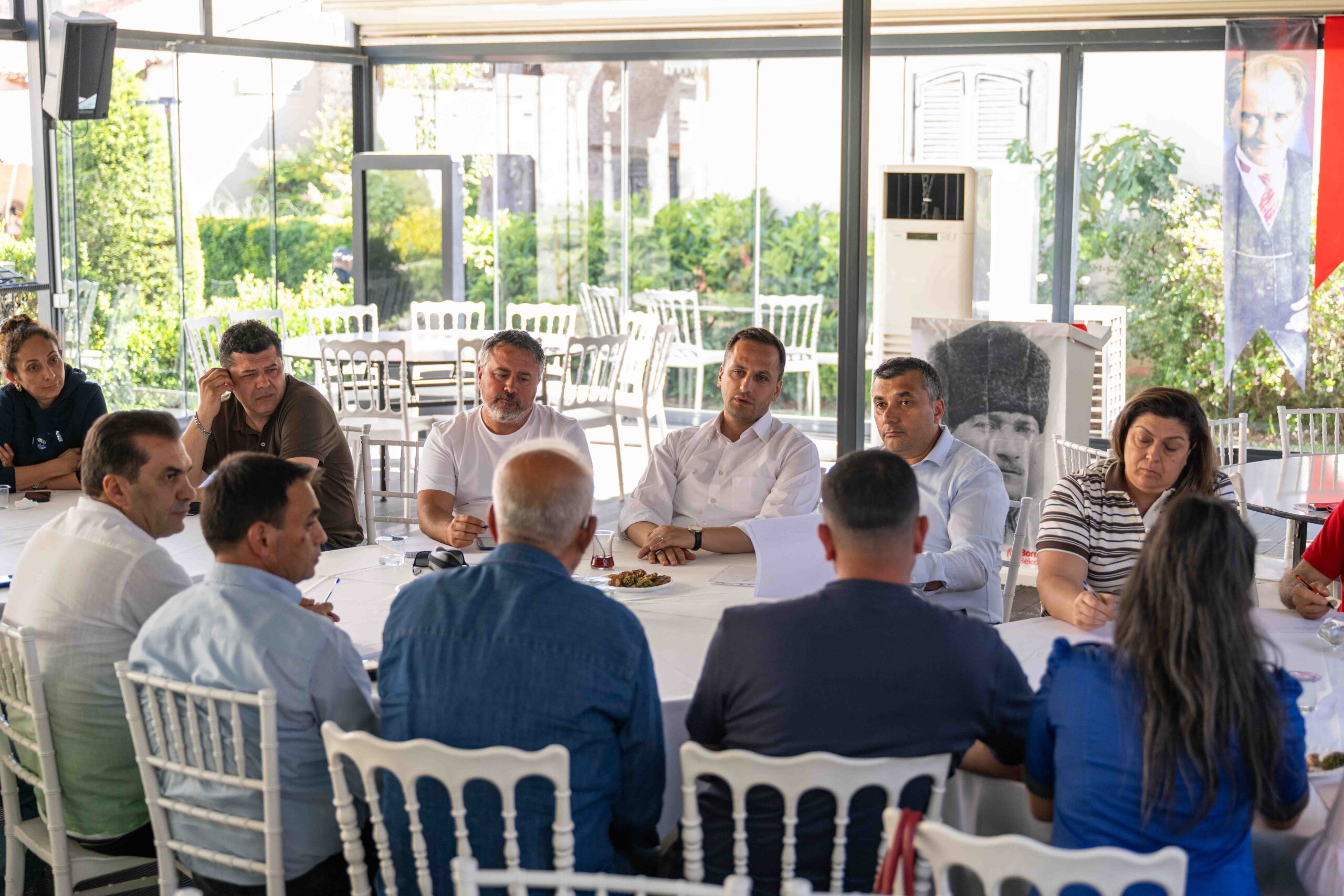 Bornova’da 'Yerinden Yönetim' modeli: Ömer Eşki muhtarlarla aynı masada!