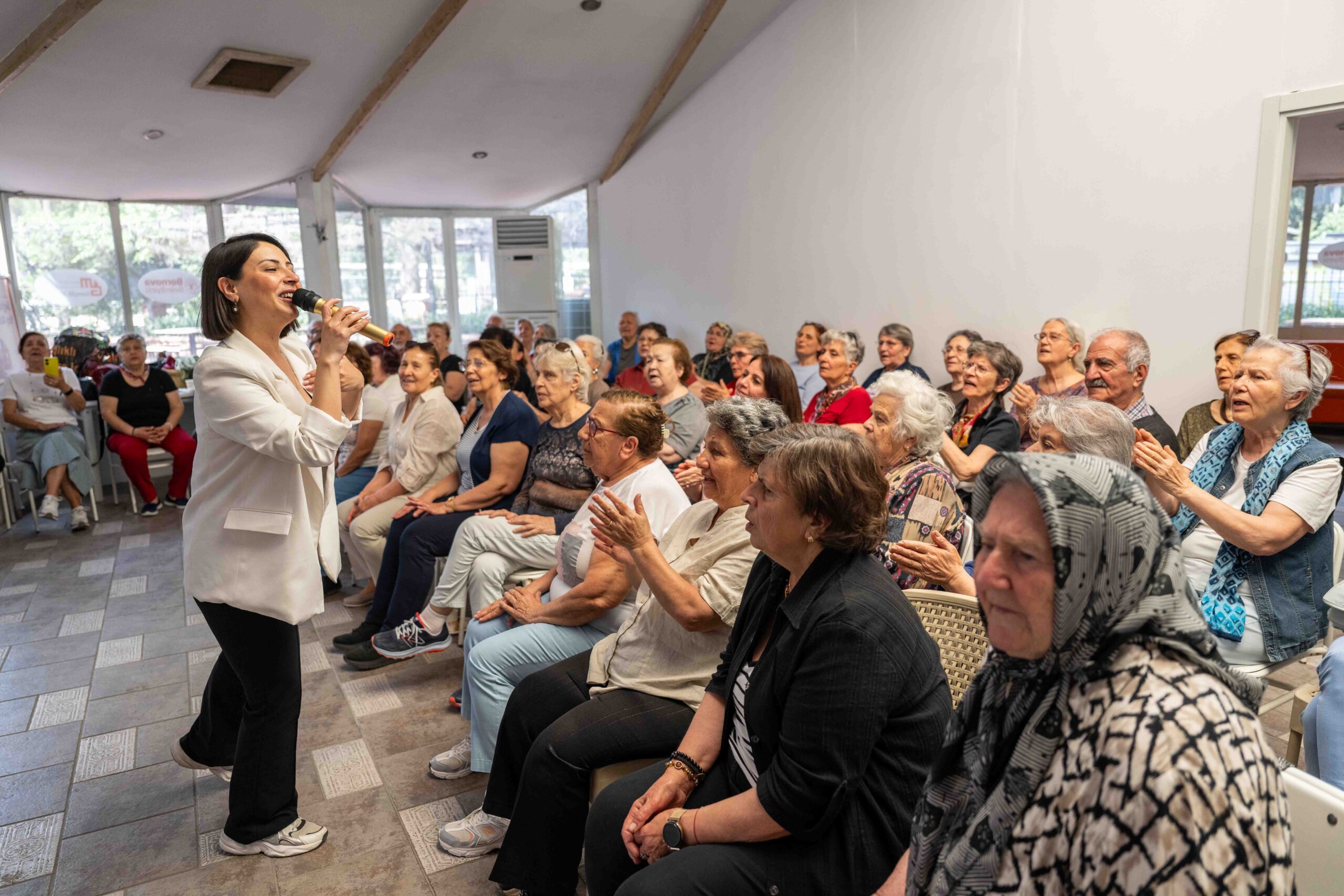 Bornova’nın çınarları bayramı şarkılarla karşıladı: Sağlıklı Yaş Alma Merkezi’nde Coşku