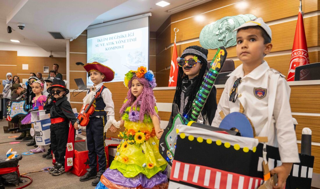 Minikler su kaynaklarını korumak için sahneye çıktı, geri dönüşüm defilesi