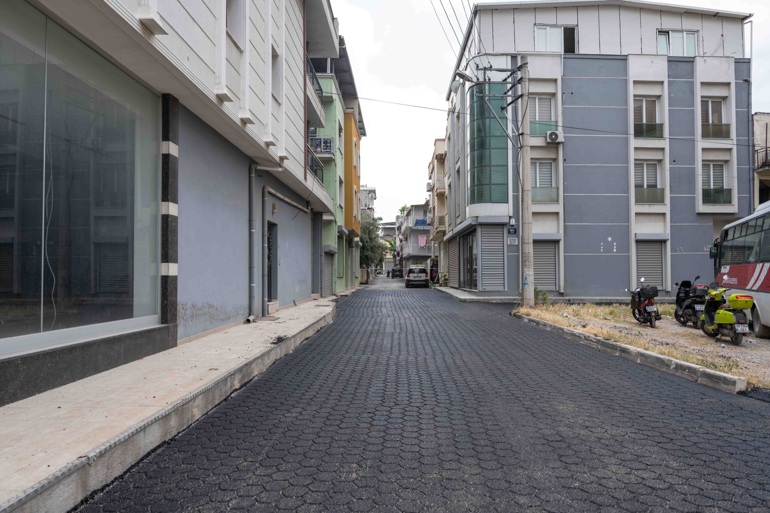 Bornova’da asfalt seferberliği: Her sokağa konfor