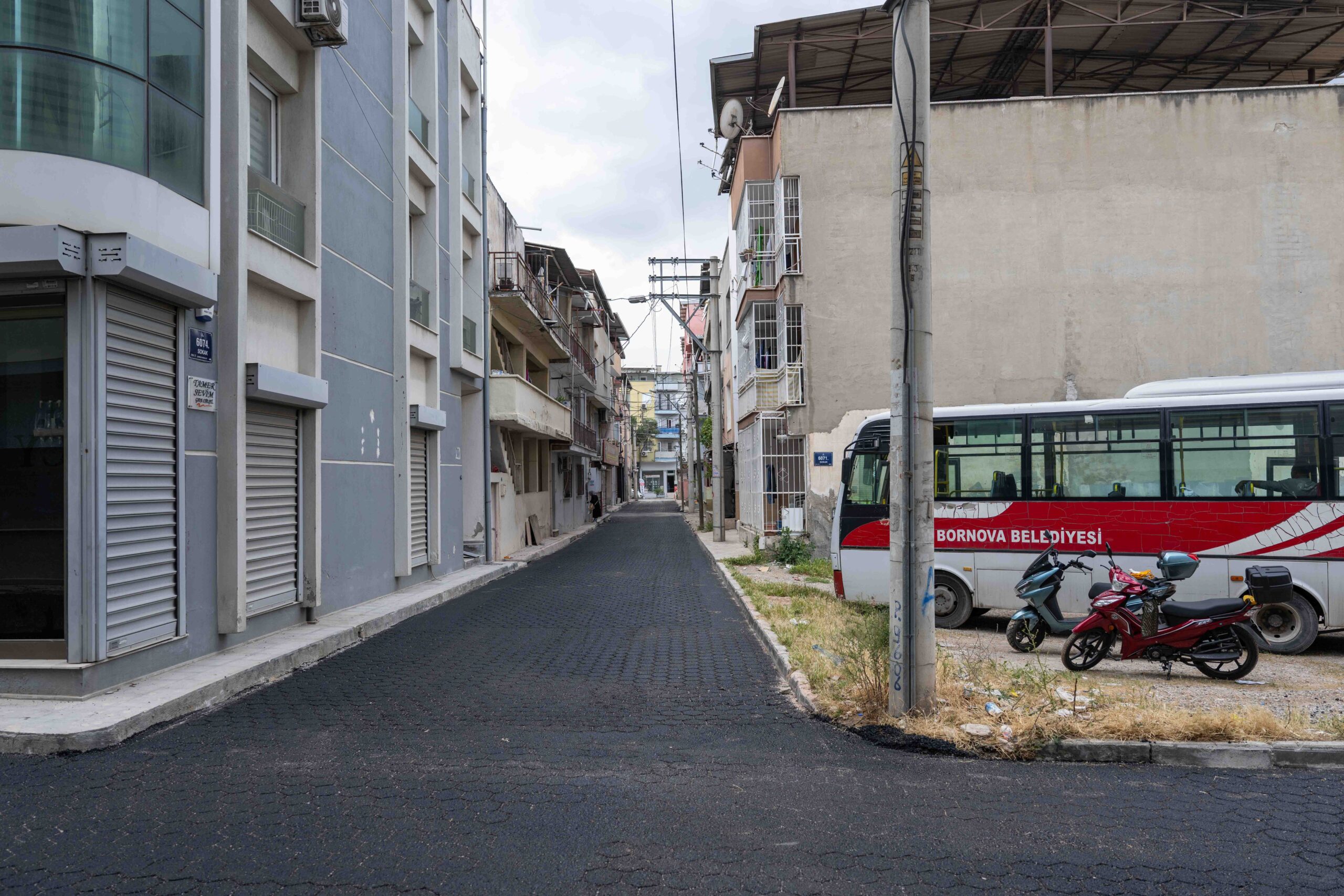 Bornova’da asfalt seferberliği: Her sokağa konfor