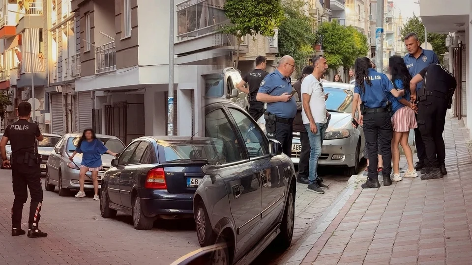 Aydın’ın Efeler ilçesinde, elindeki kılıçla hem ailesine hem de kendisine