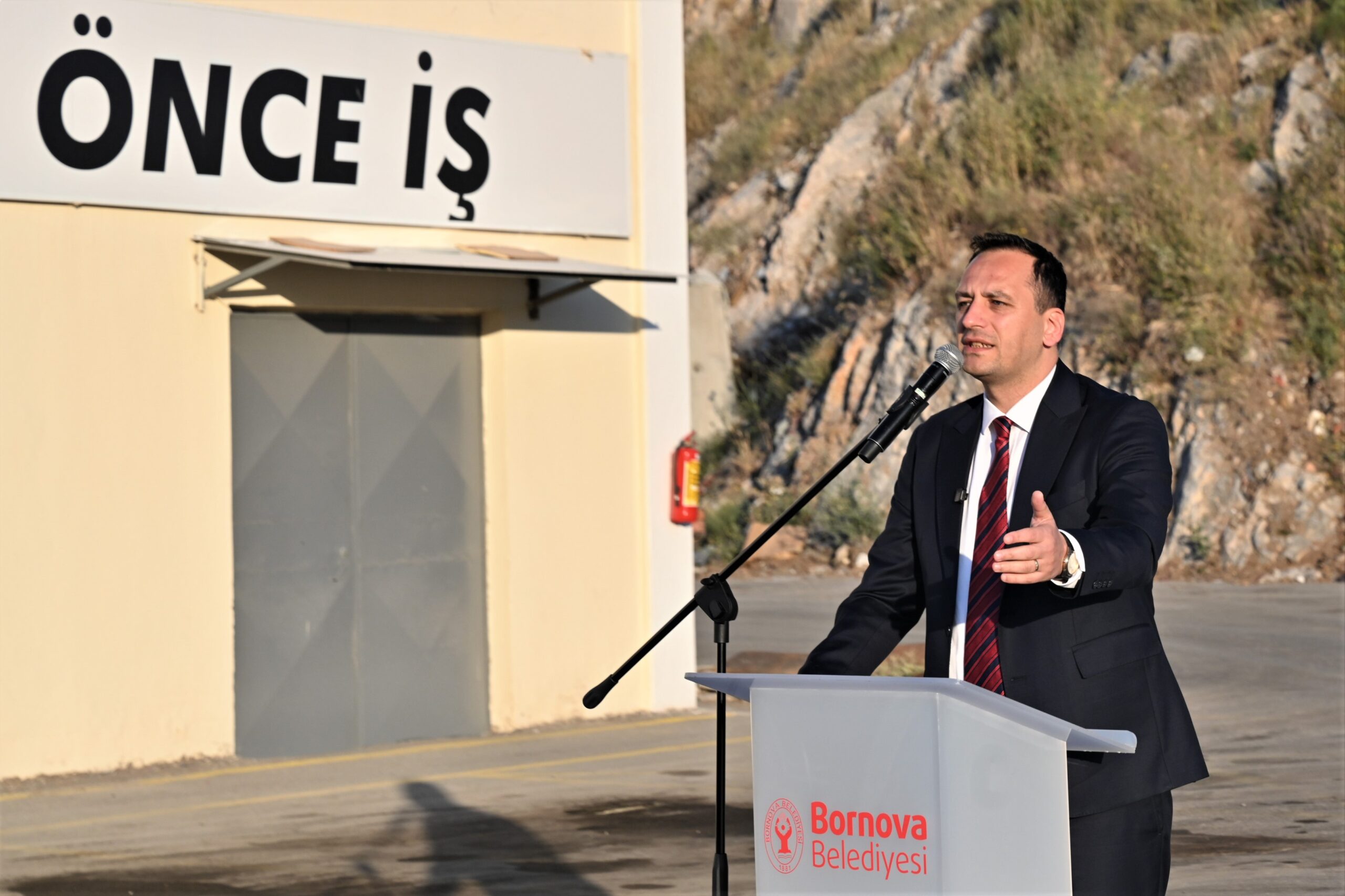 Bornova’da anlamlı 1 Mayıs: "Ne aldıysak mücadeleyle aldık"