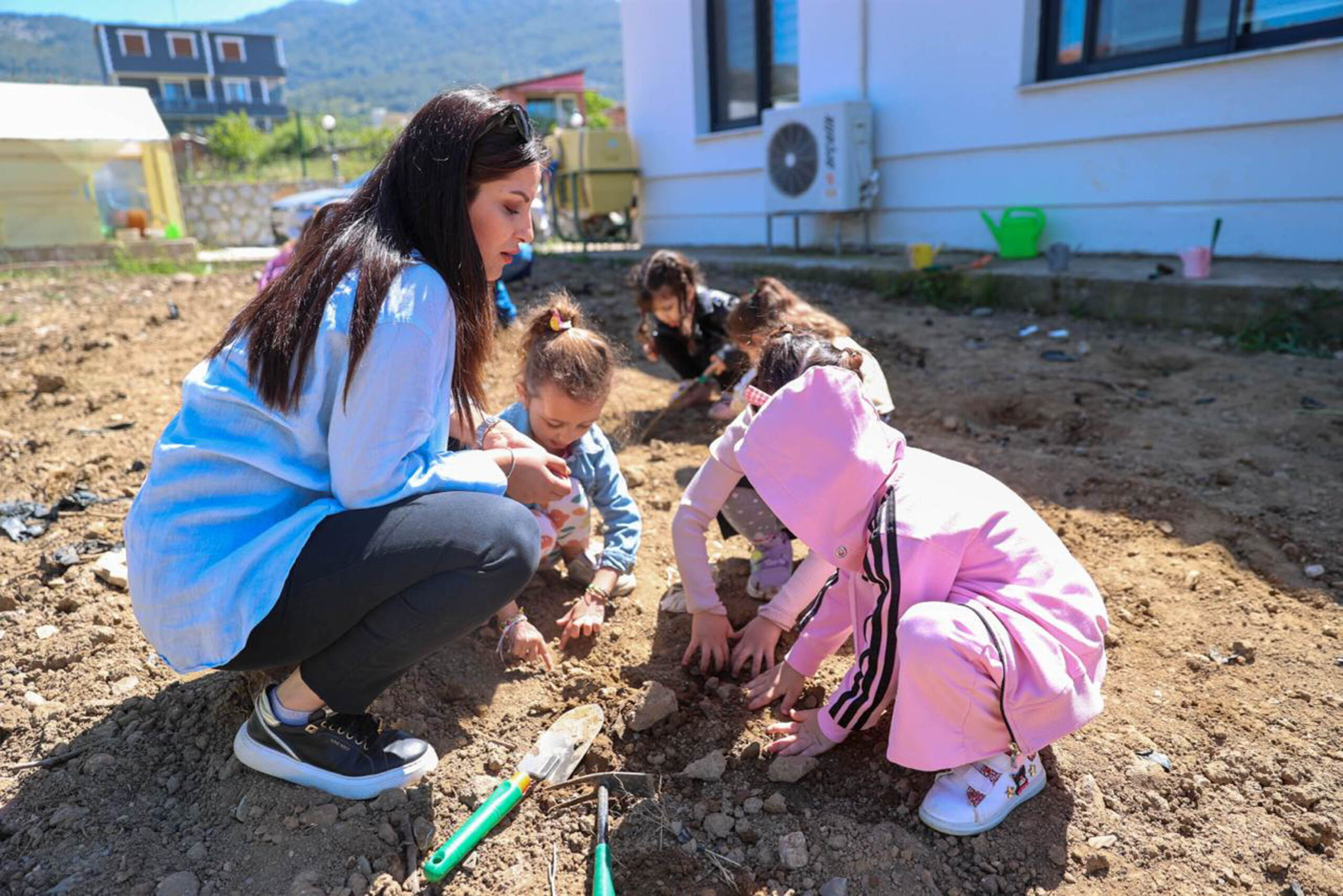 Buca’nın minikleri toprakla tanıştı: Geleceğin çiftçileri iş başında!