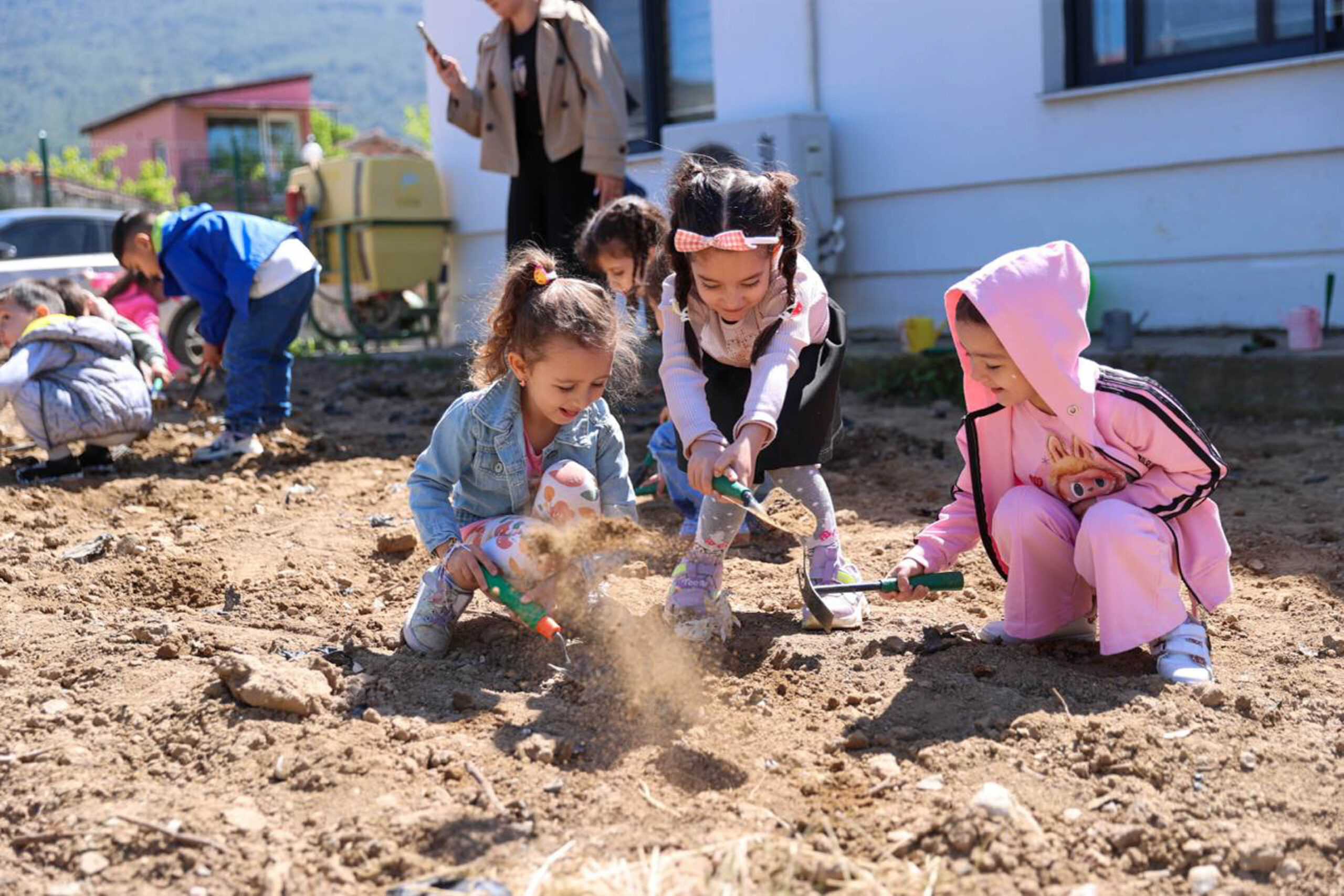 Buca Belediyesi, Pırlanta Çocuk Oyun ve Aktivite Merkezleri öğrencilerini Tarım