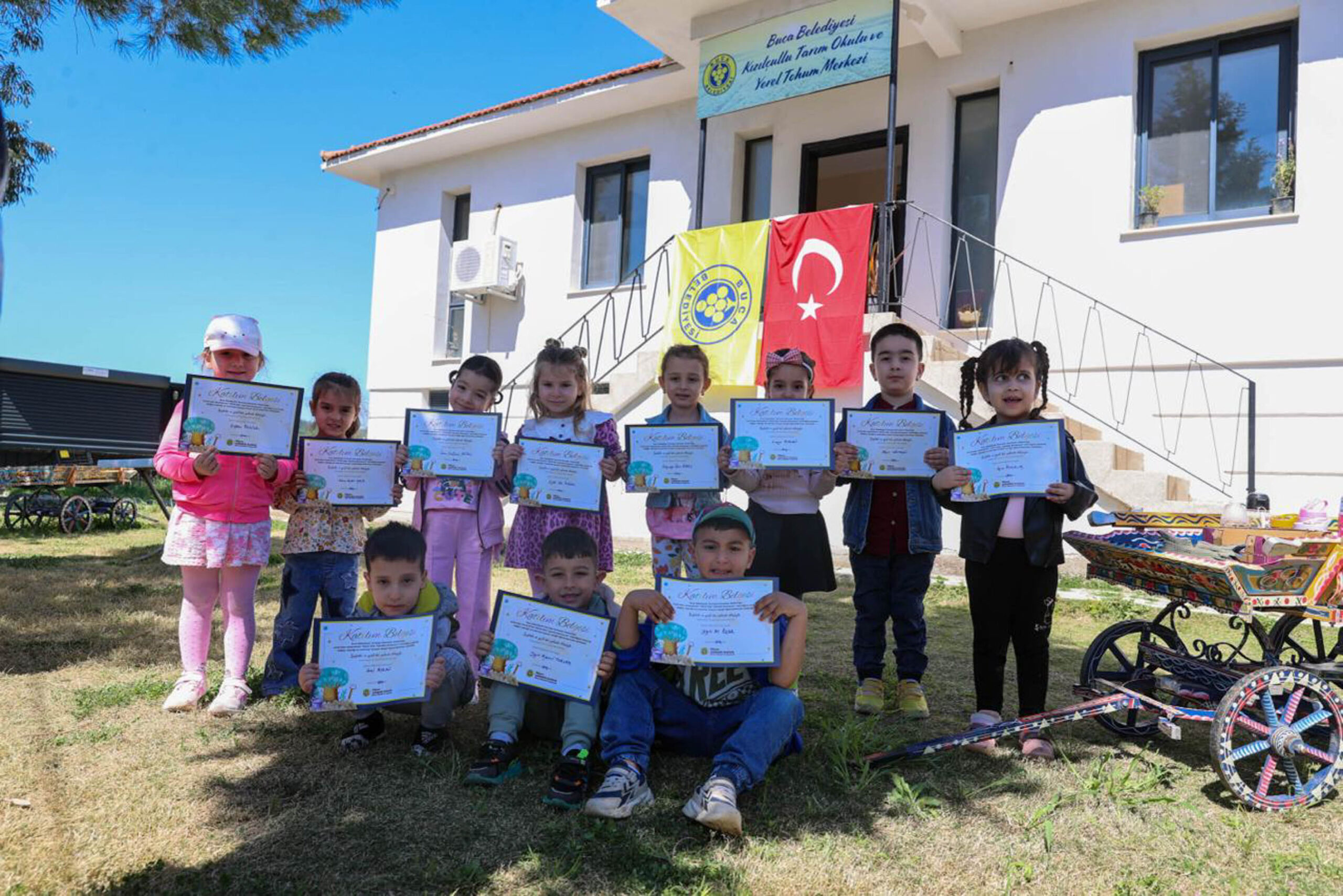 Buca’nın minikleri toprakla tanıştı: Geleceğin çiftçileri iş başında!