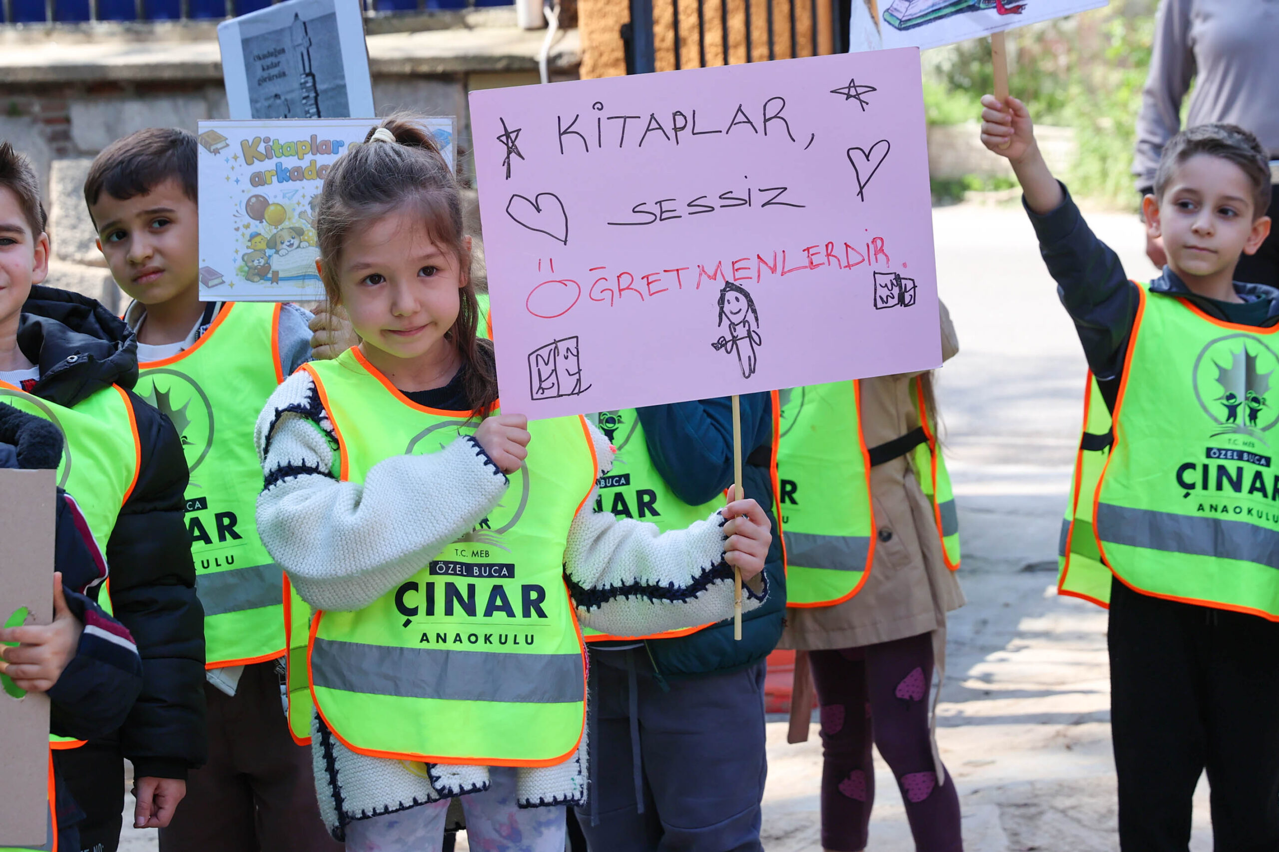 Bucalı minikler kütüphaneyi keşfetti: Kitaplarla unutulmaz gün