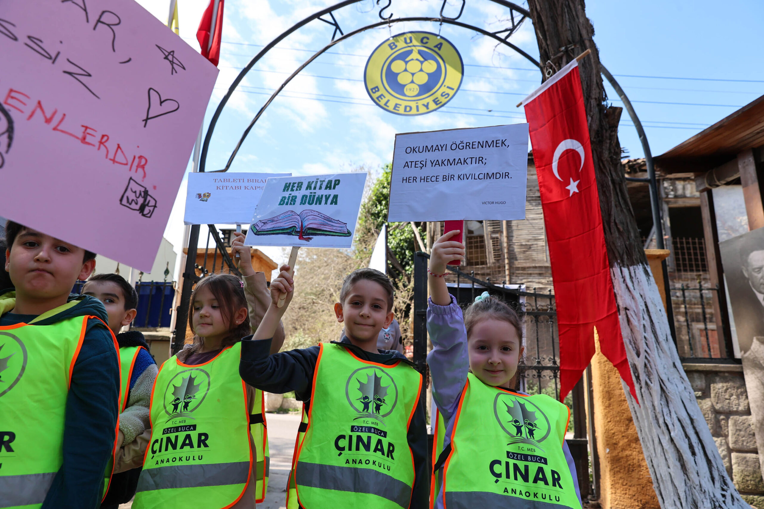 Bucalı minikler kütüphaneyi keşfetti: Kitaplarla unutulmaz gün