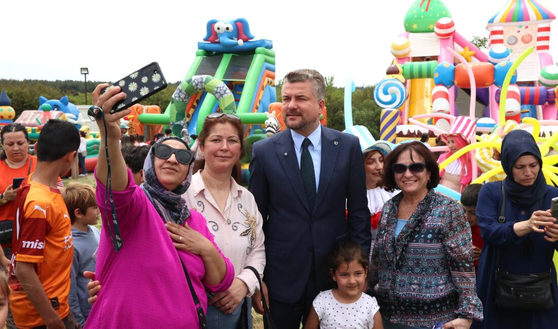 Buca Belediyesi tarafından düzenlenen Anneler Günü etkinlikleri, Gölet Tesisleri’ndeki dev