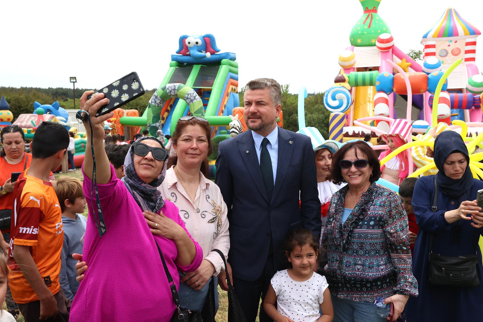 Buca Gölet'te Anneler Günü karnavalı! Başkan Duman annelerle bir araya geldi