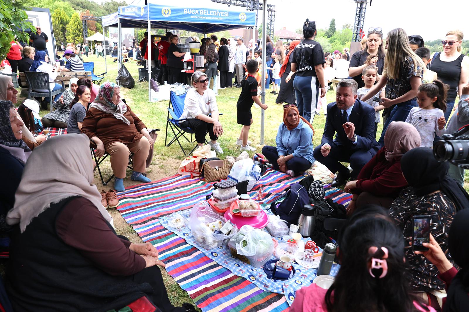 Buca Gölet'te Anneler Günü karnavalı! Başkan Duman annelerle bir araya geldi